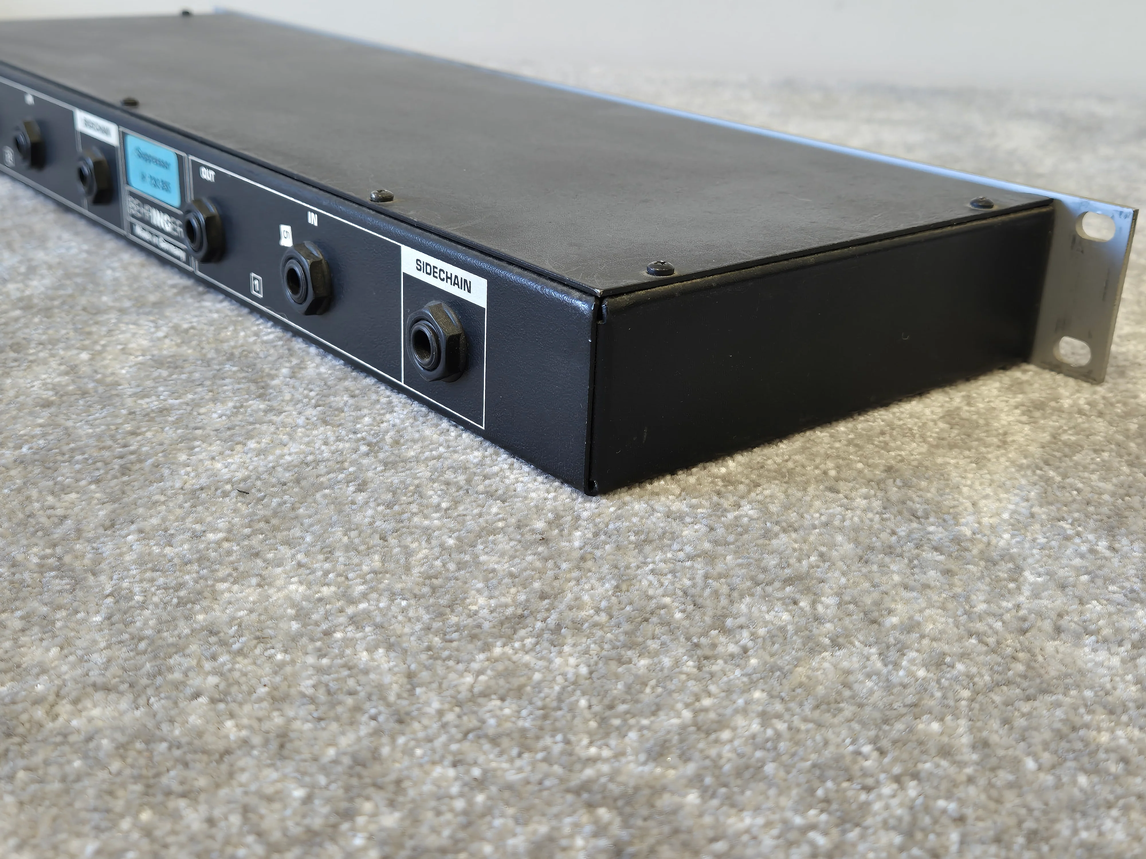 Behringer Suppressor Model DE 102 - De-Esser and Feedback Processor - Image 4