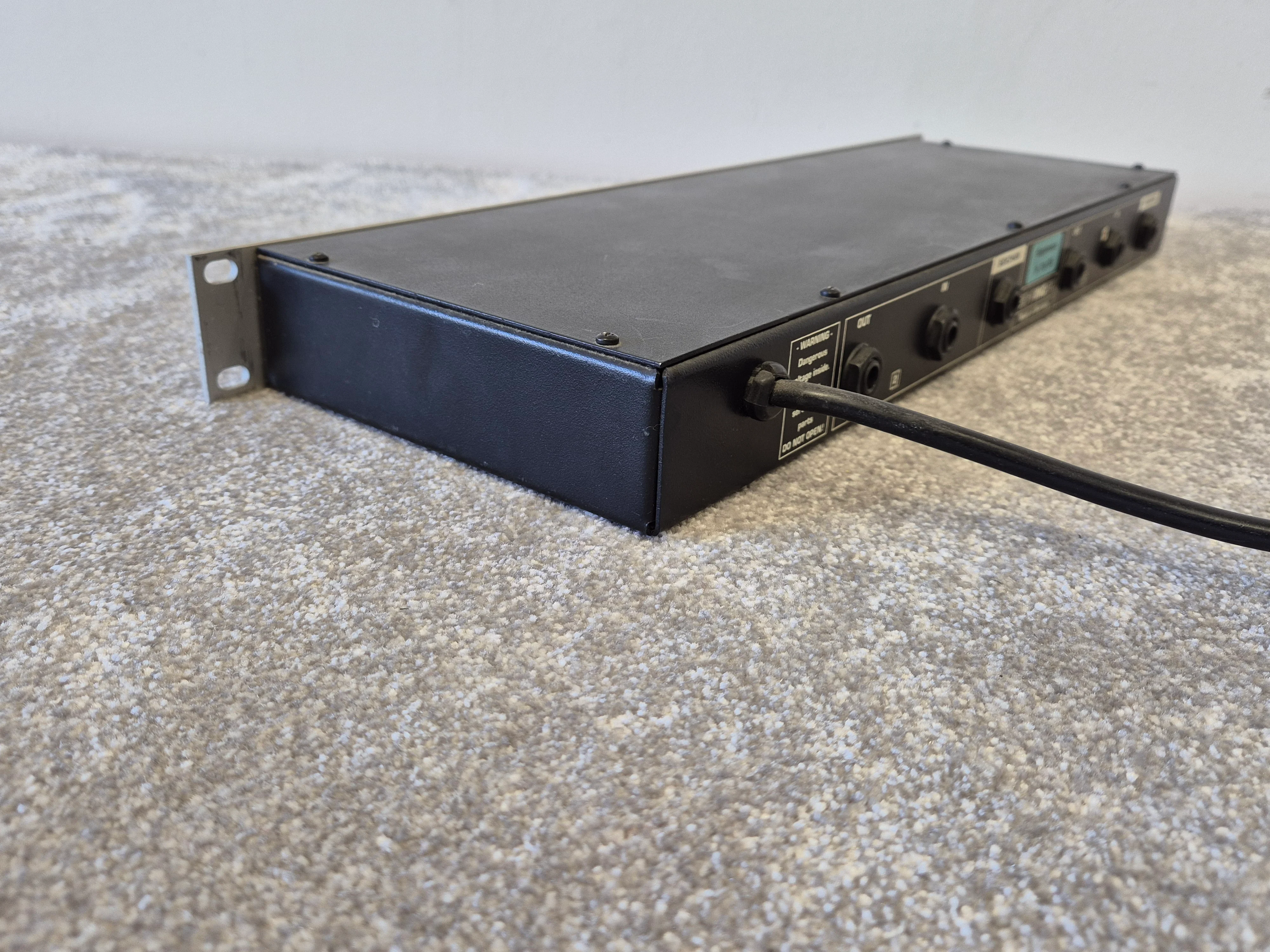 Behringer Suppressor Model DE 102 - De-Esser and Feedback Processor - Image 8