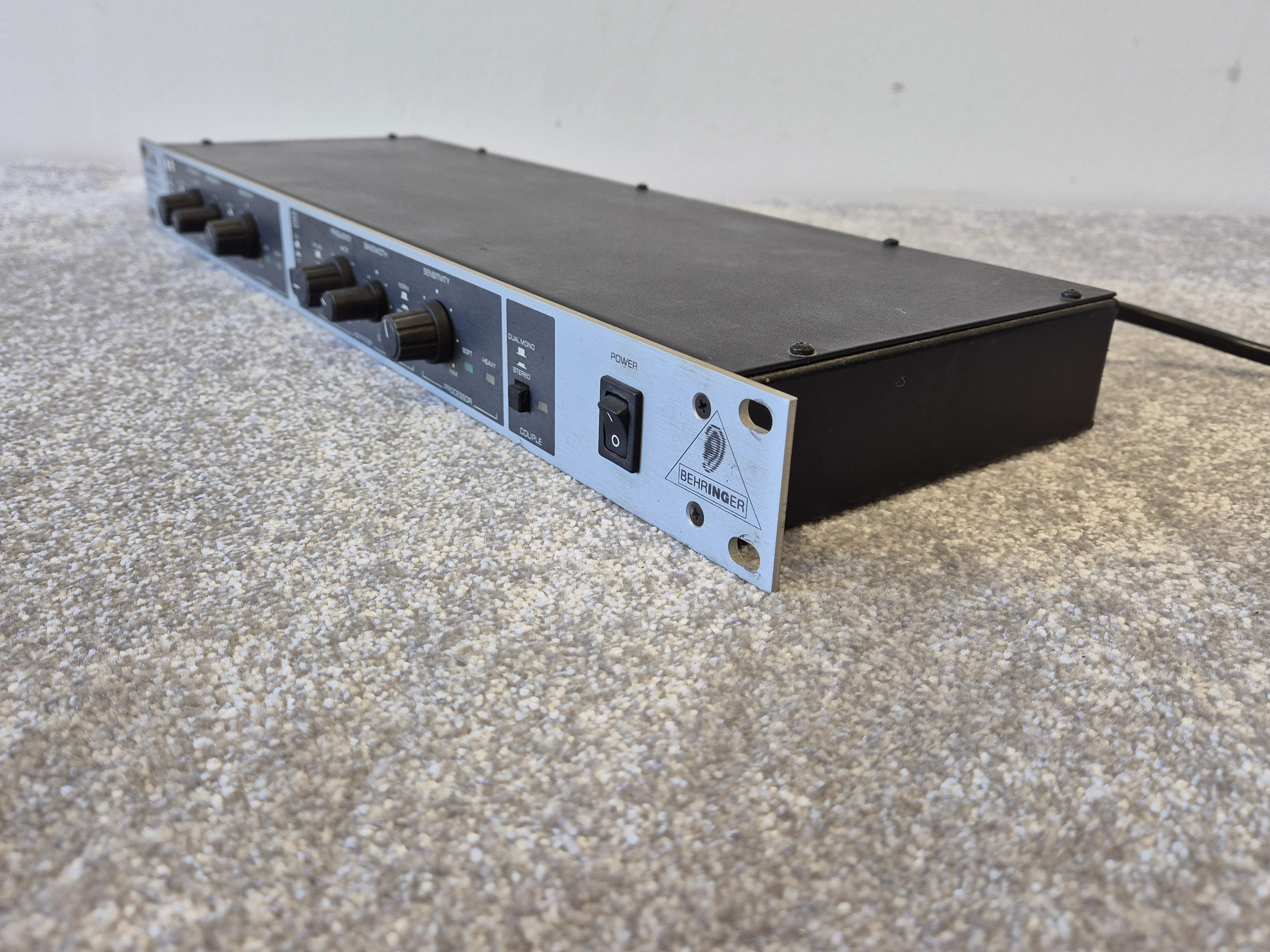 Behringer Suppressor Model DE 102 - De-Esser and Feedback Processor - Image 9