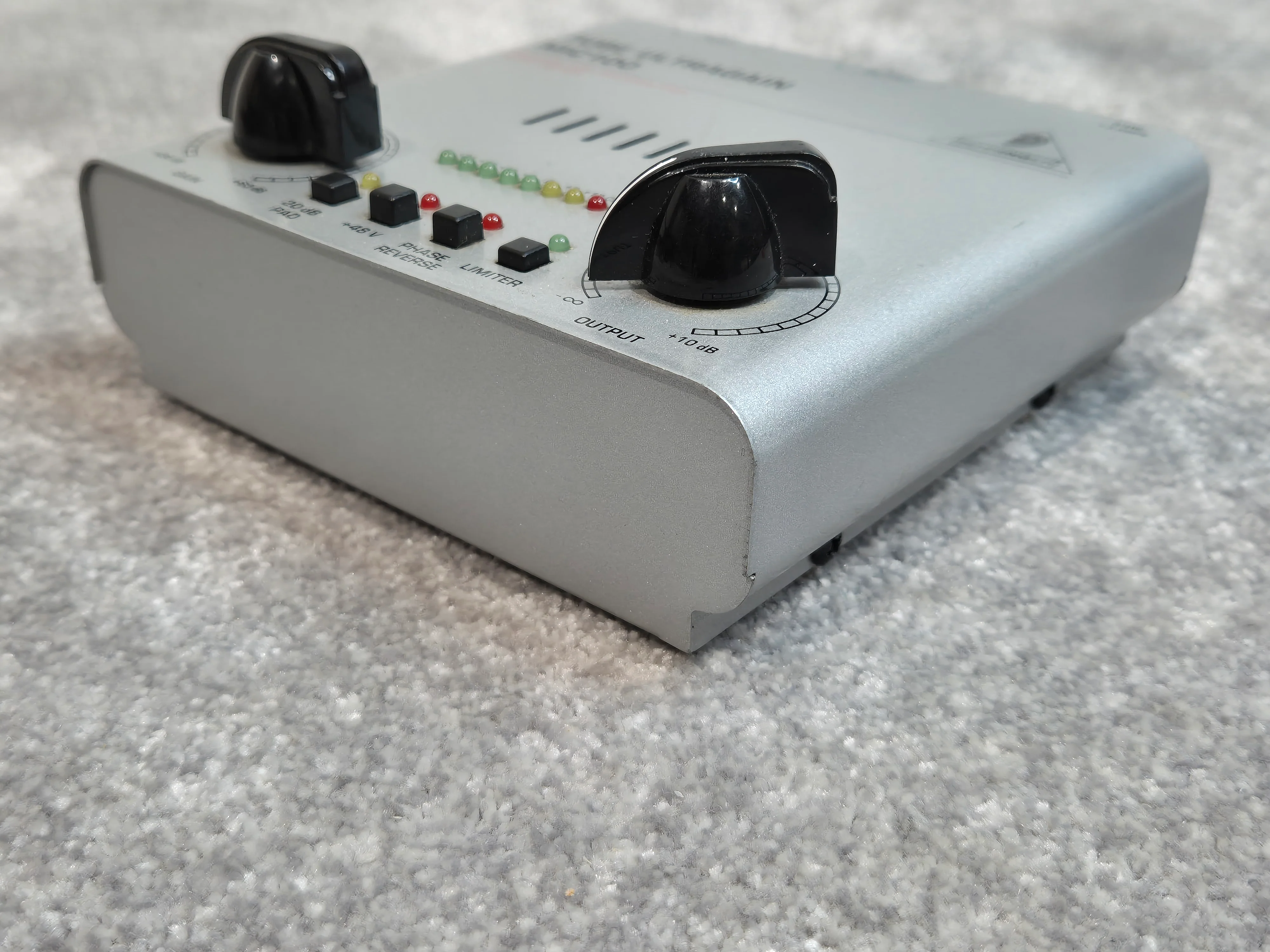 Behringer Tube Ultragain MIC100 - Tube Preamplifier with Limiter - Image 6