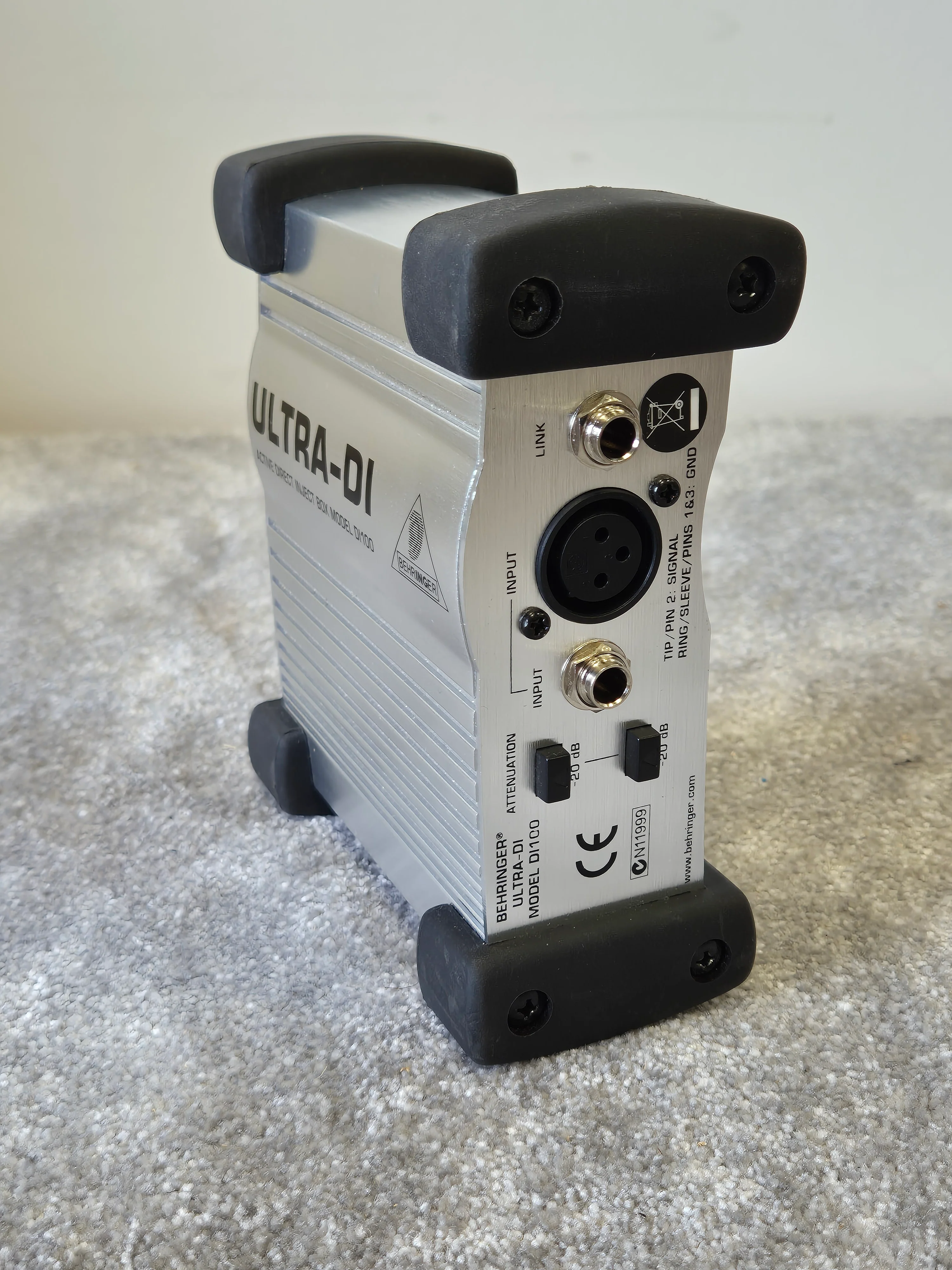 Behringer ULTRA-DI DI100 - Battery/Phantom Powered DI Box - Image 2