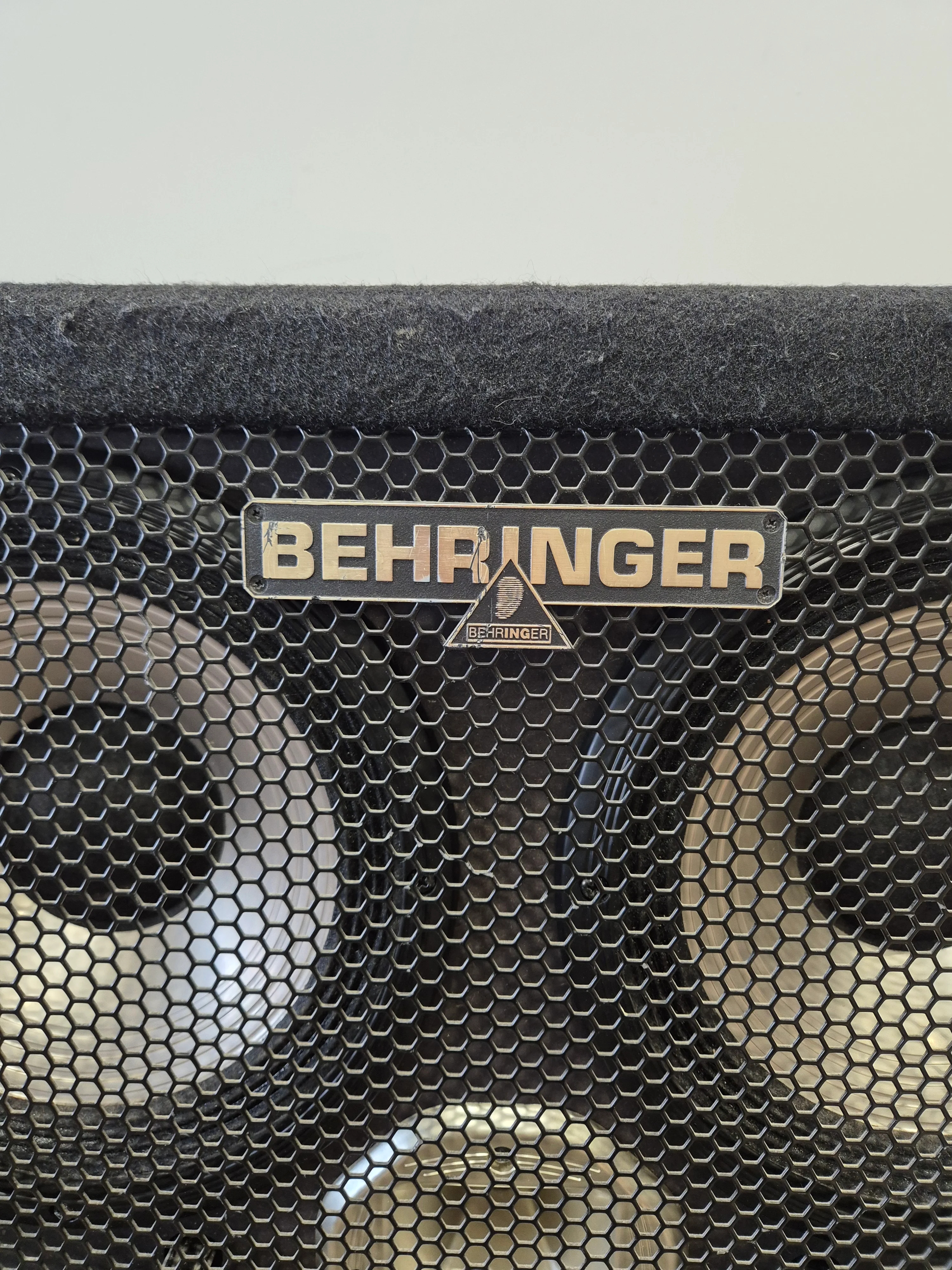Behringer Ultrabass BA410 1000W Speaker Cabinet - High-Power, 4x10" Speakers - Excellentt - Image 2