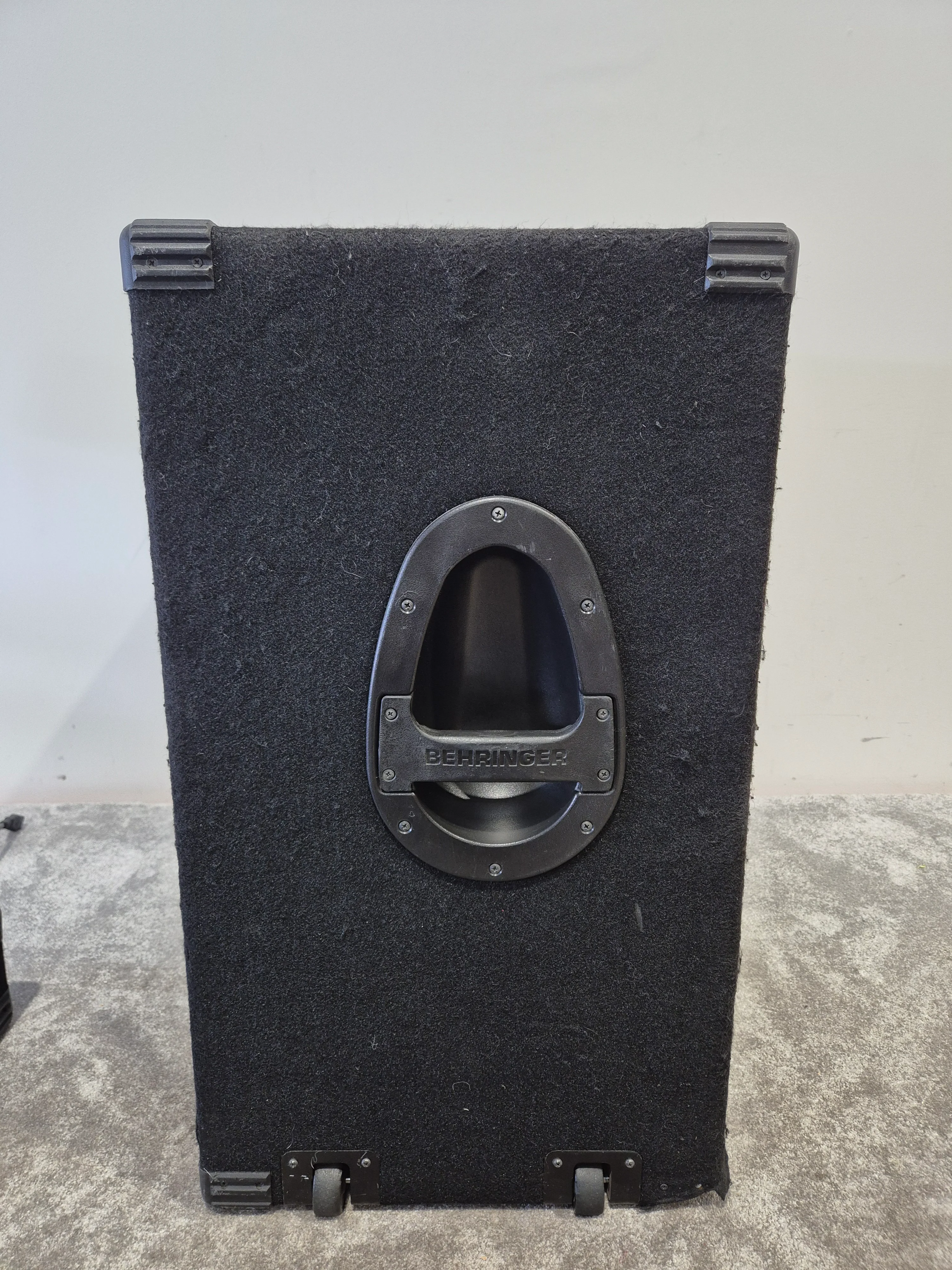 Behringer Ultrabass BA410 1000W Speaker Cabinet - High-Power, 4x10" Speakers - Excellentt - Image 4