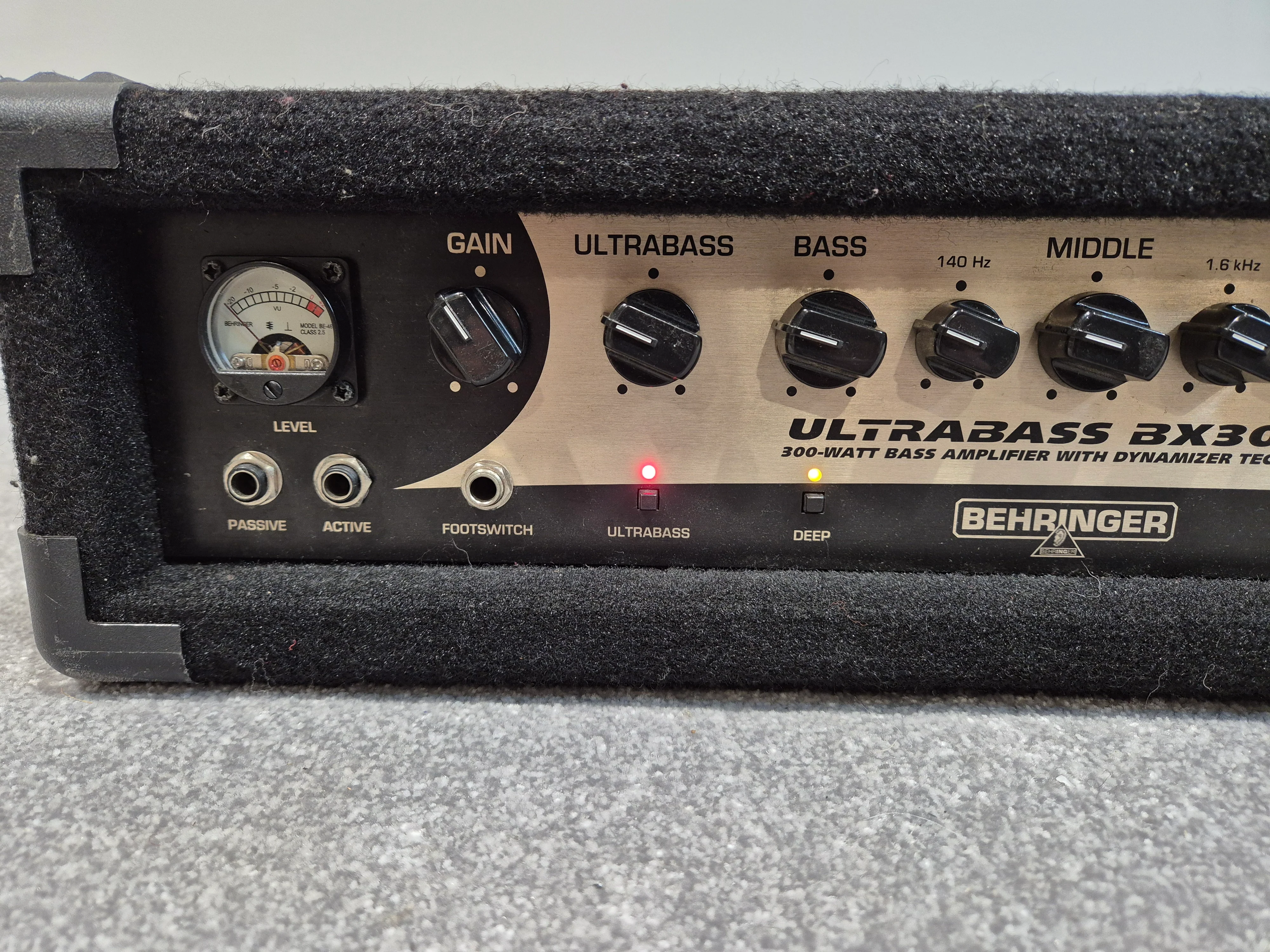 Behringer Ultrabass BX3000T - 300 Watt Bass Amplifier - Image 3