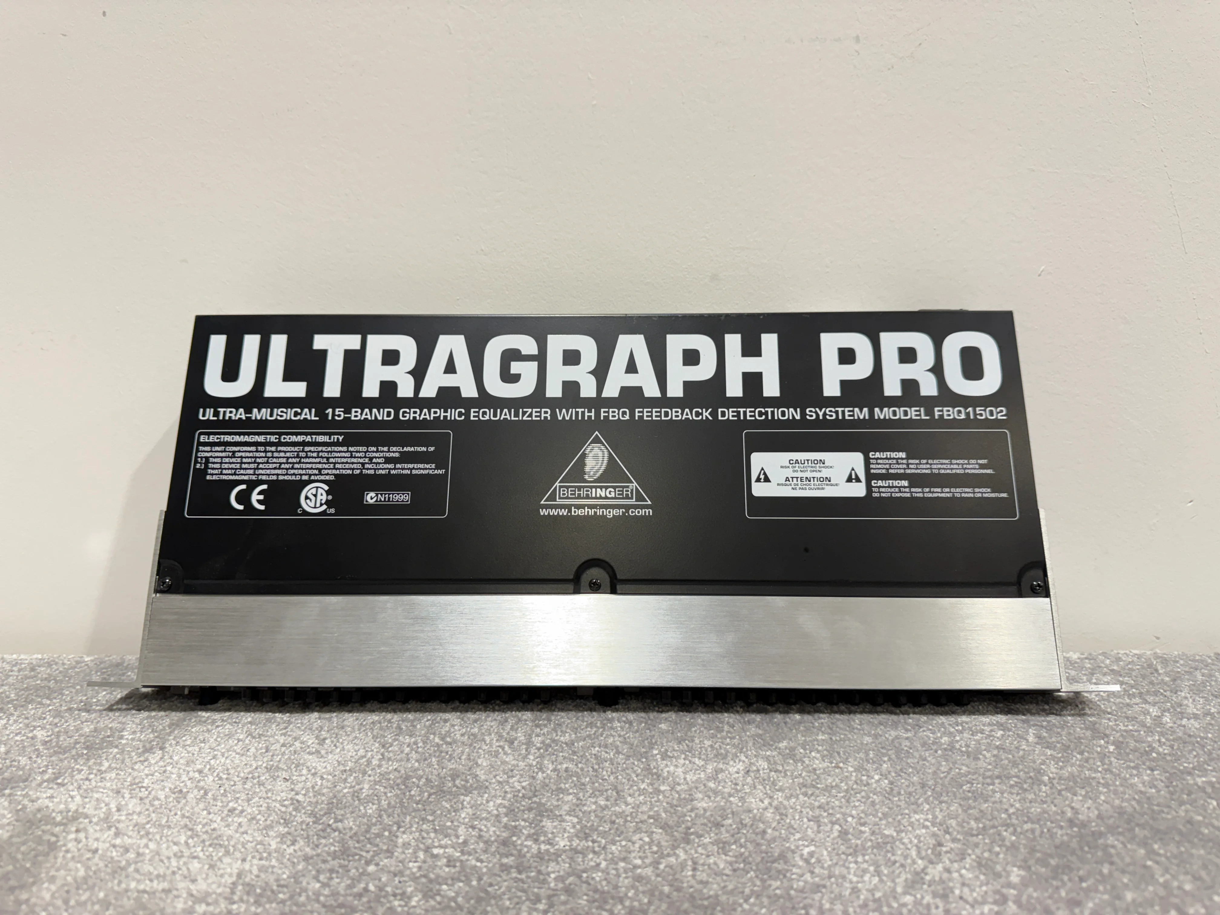 Behringer Ultragraph Pro - Graphic Equaliser (Rack Mountable) - Image 8