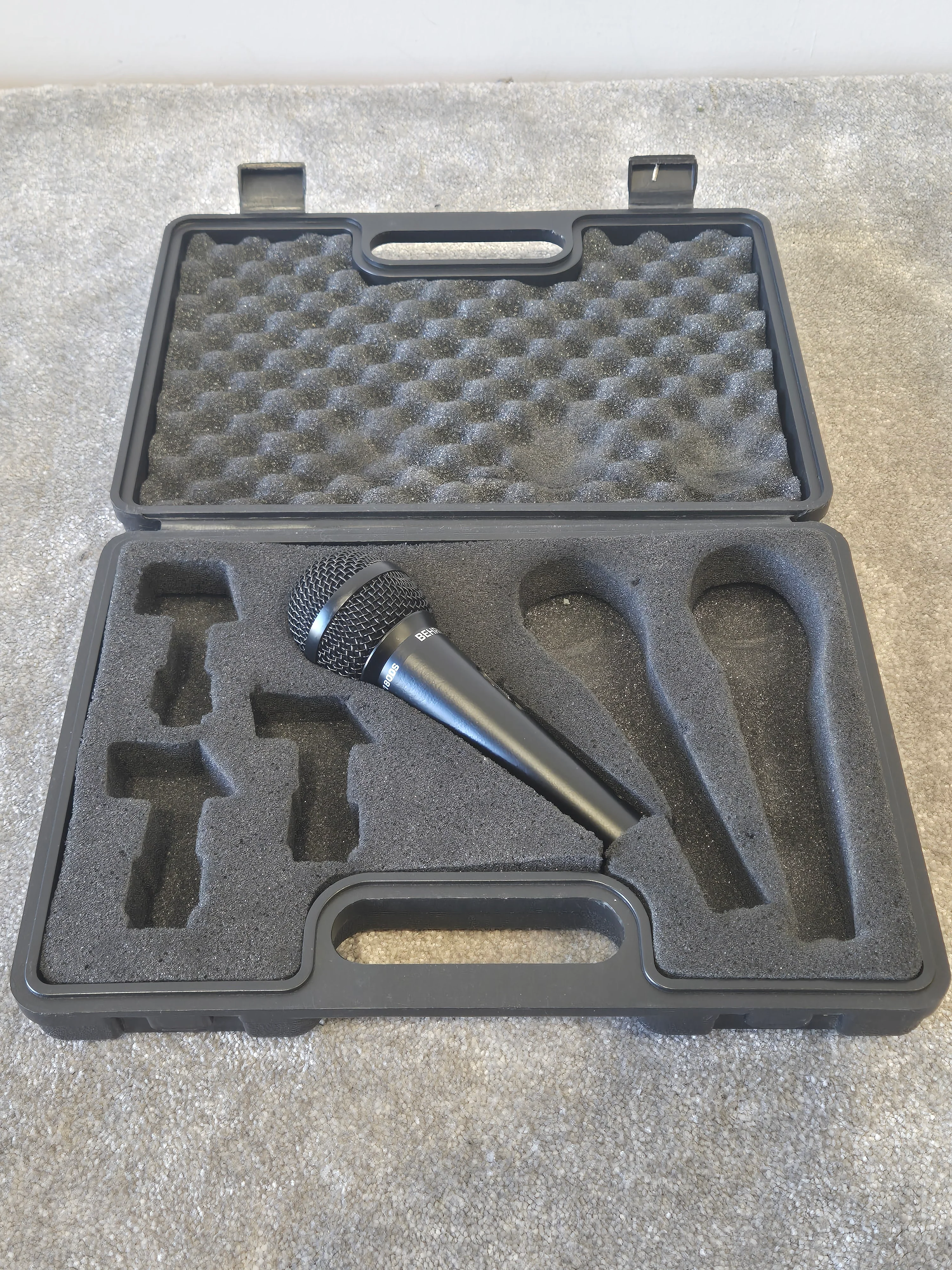 Behringer Ultravoice XM1800S - Dynamic Microphone w/ Case - Image 6