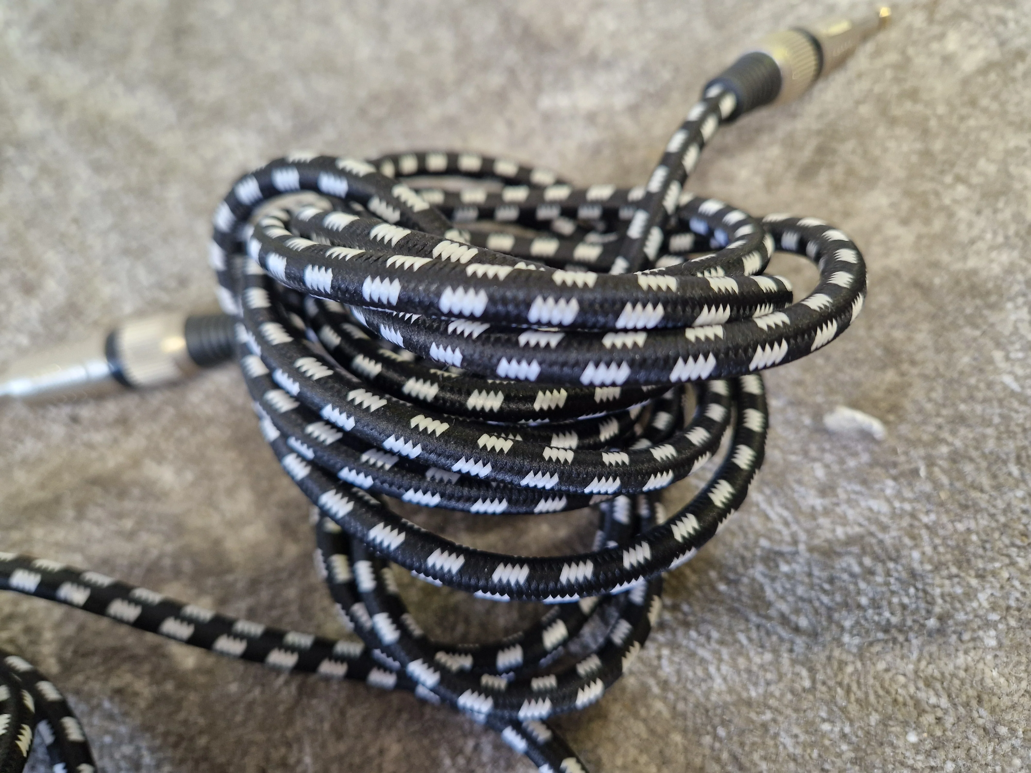 5M Black & White Patterned Guitar Cables Pair – Noise-Resistant Shielding – Excellent - Image 3