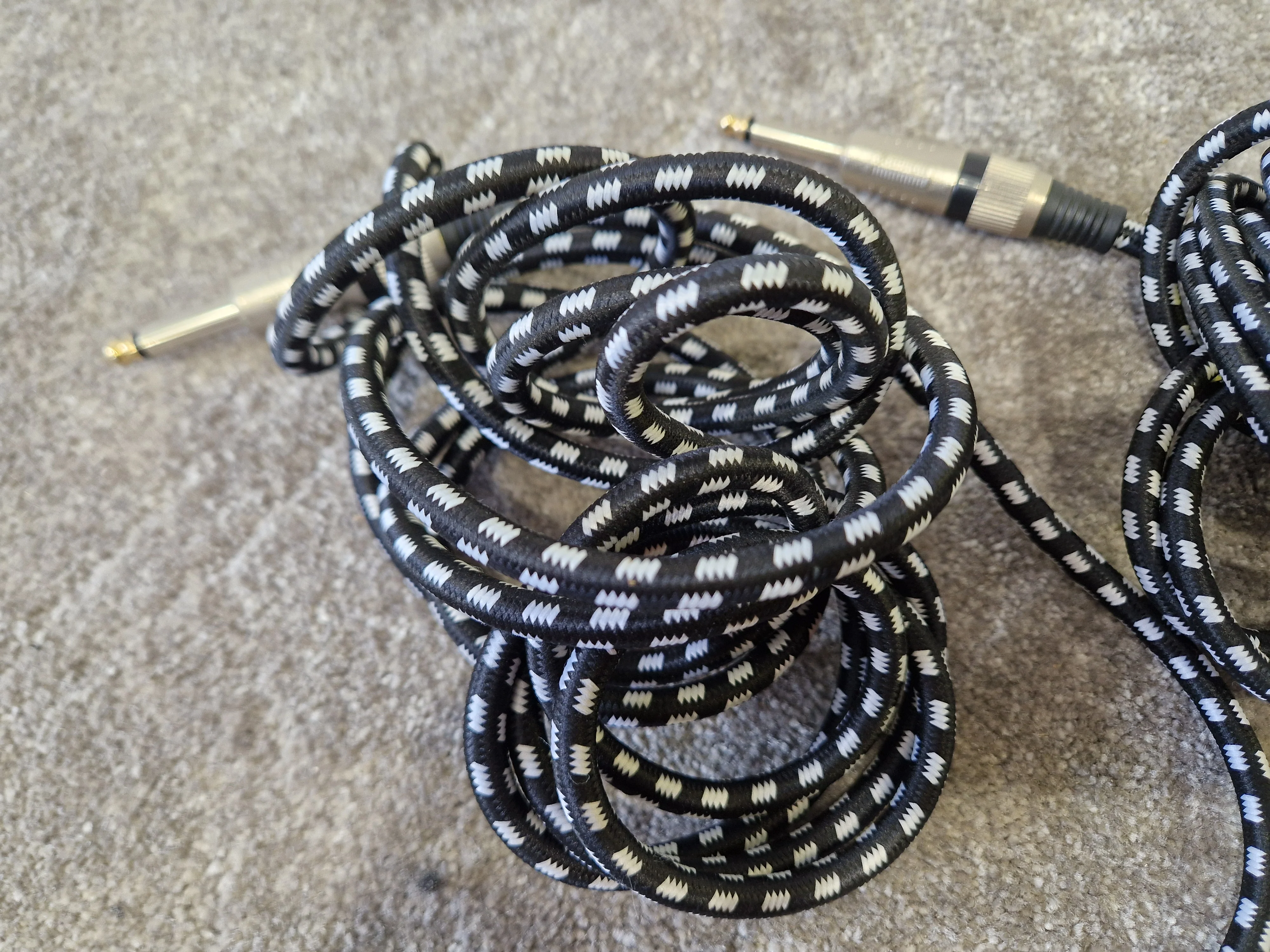 5M Black & White Patterned Guitar Cables Pair – Noise-Resistant Shielding – Excellent - Image 8