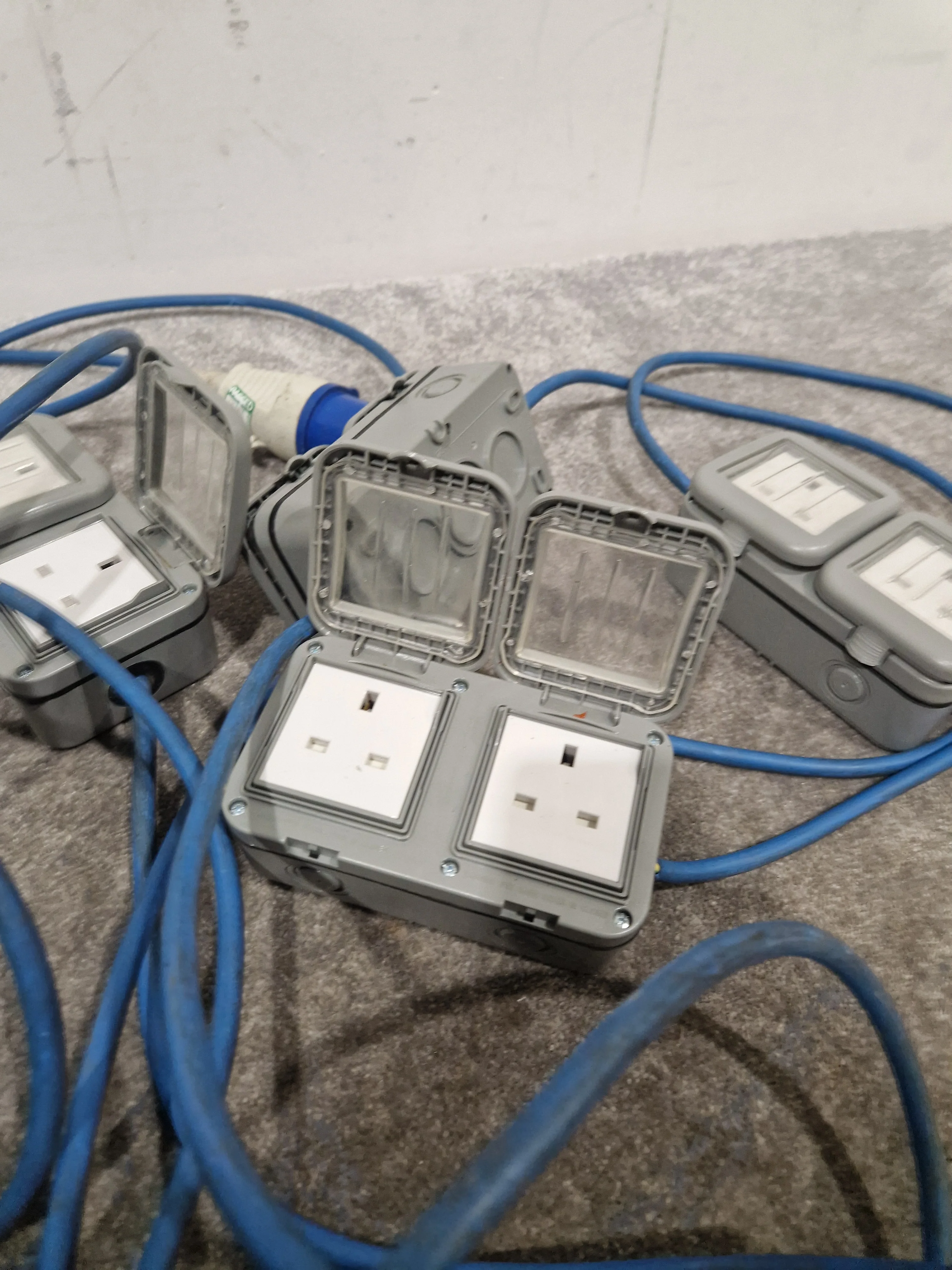 Blue CEE Industrial Plug to 5× Dual UK Socket Distribution Lead - Rugged Industrial Design - Good - Image 3