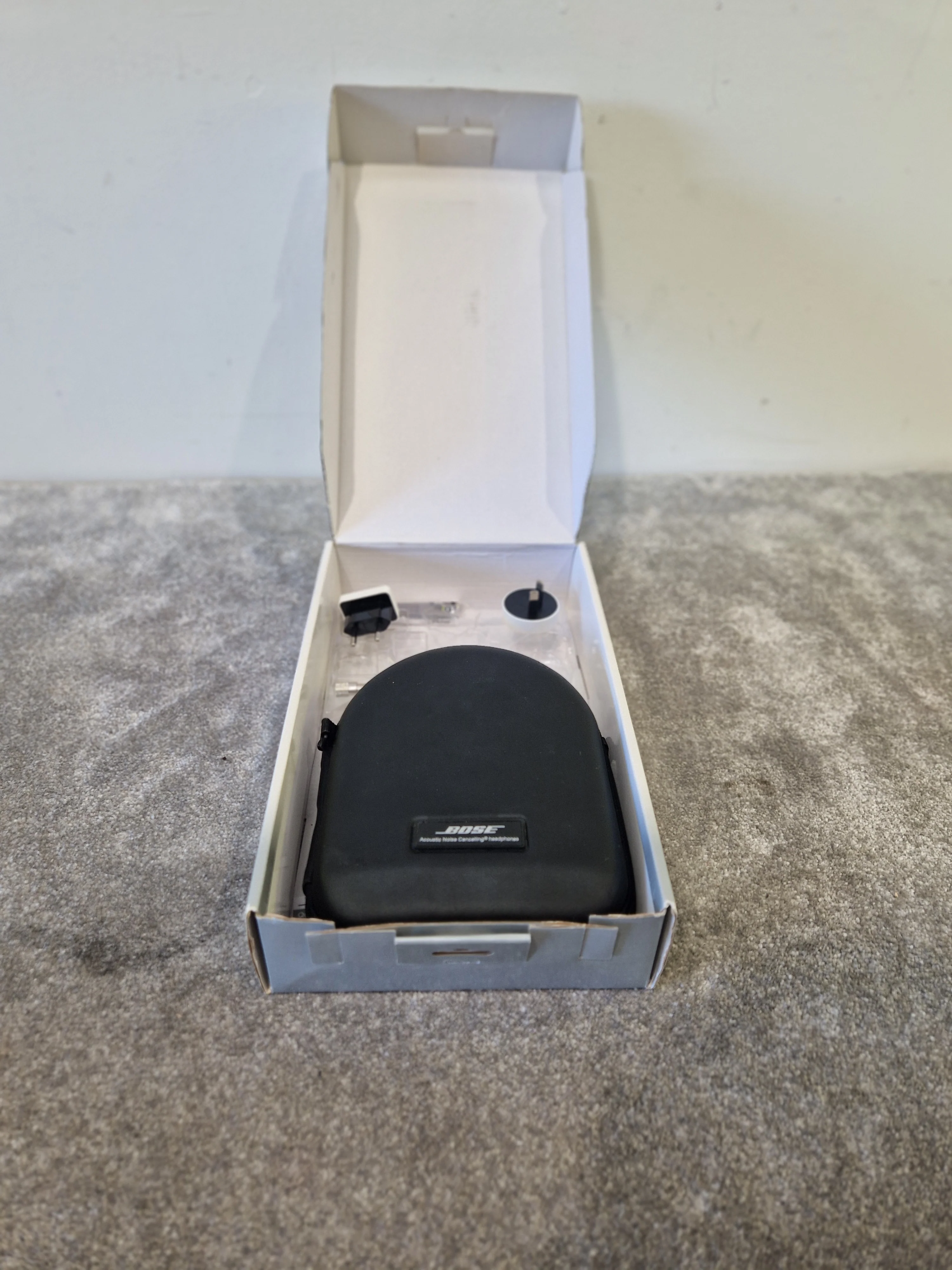 Bose QuietComfort 3 On-Ear Noise Cancelling Headphones - Very Good w/ Soft Case and Original Box - Image 2