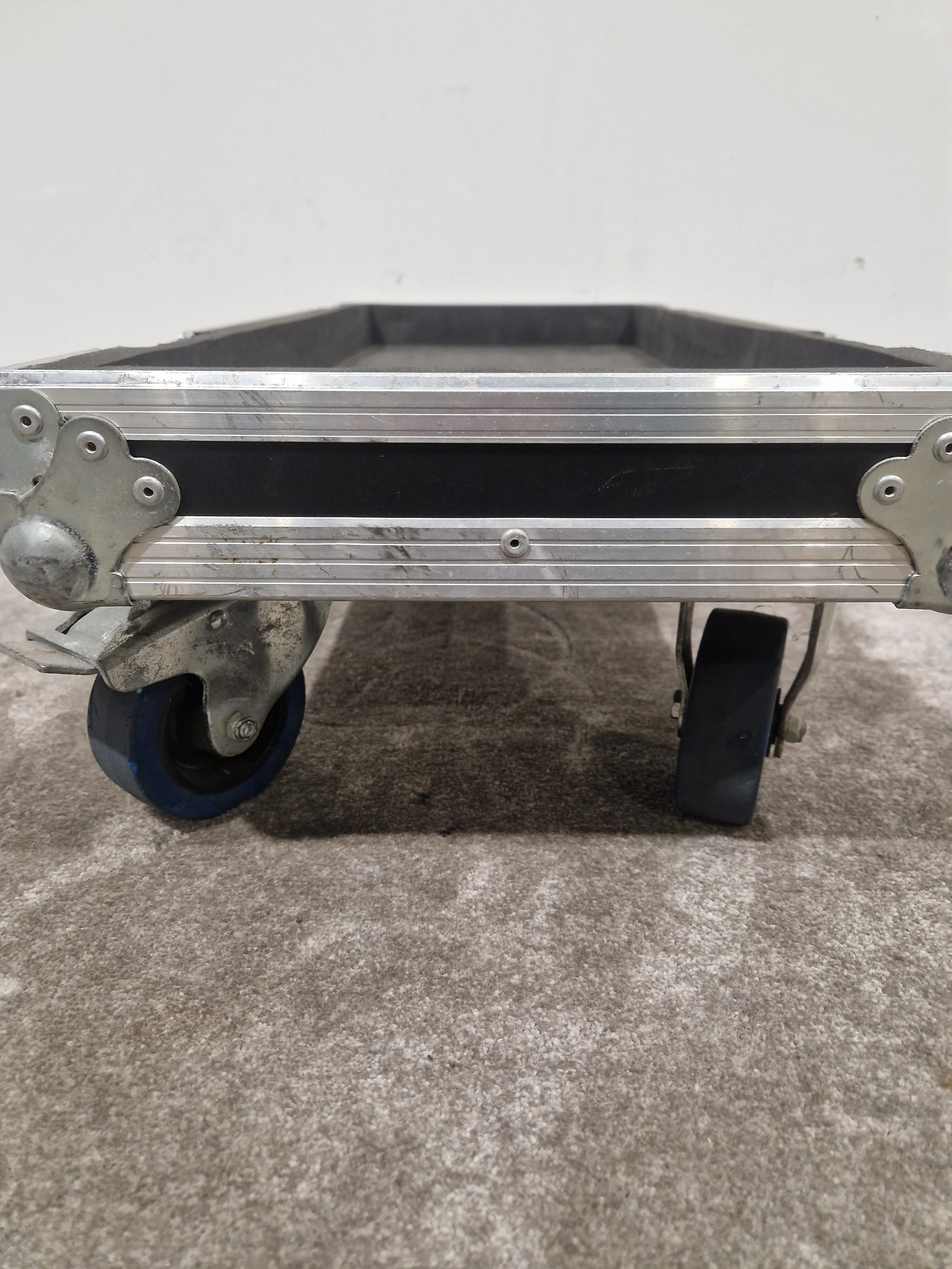 Boss Wheel ON Flight Case, Internal Foam Protection - Durable Transport Solution - Good - Image 8