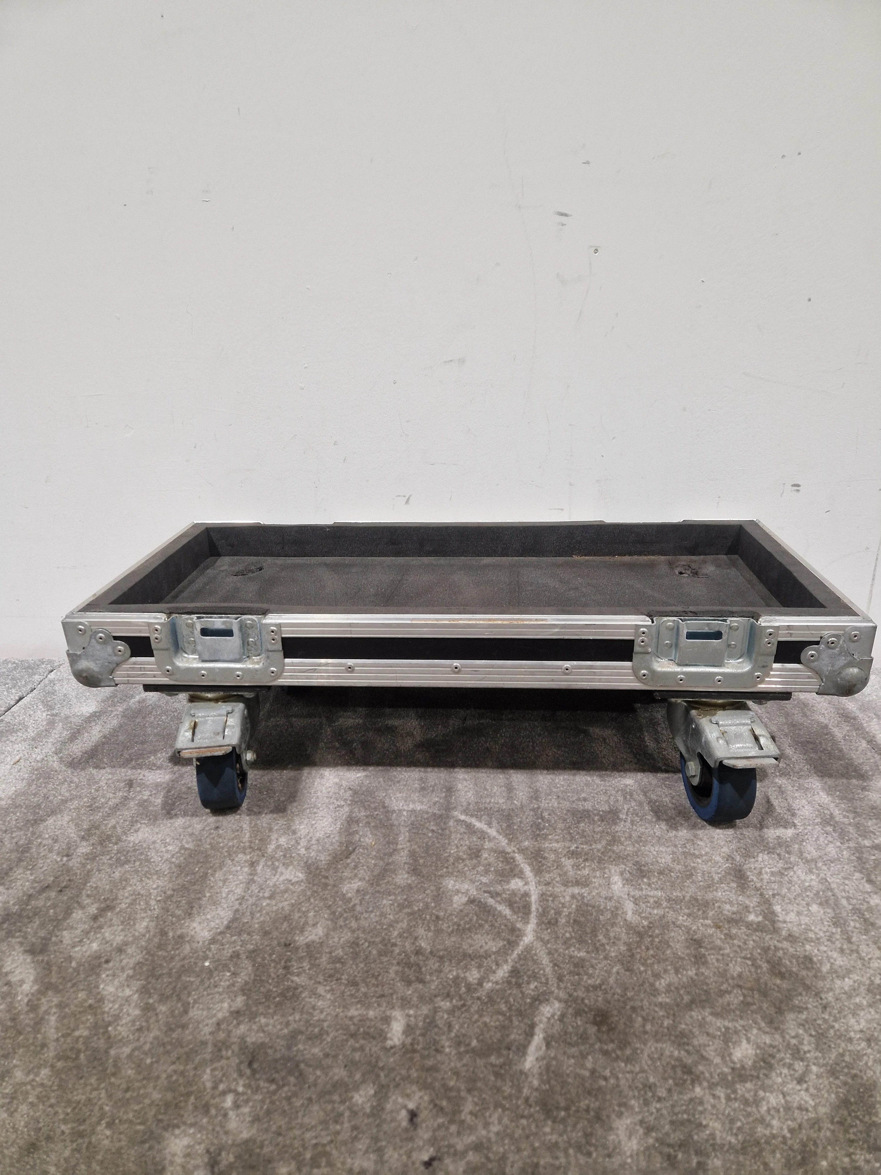 Boss Wheel ON Flight Case, Internal Foam Protection - Durable Transport Solution - Good - Image 9
