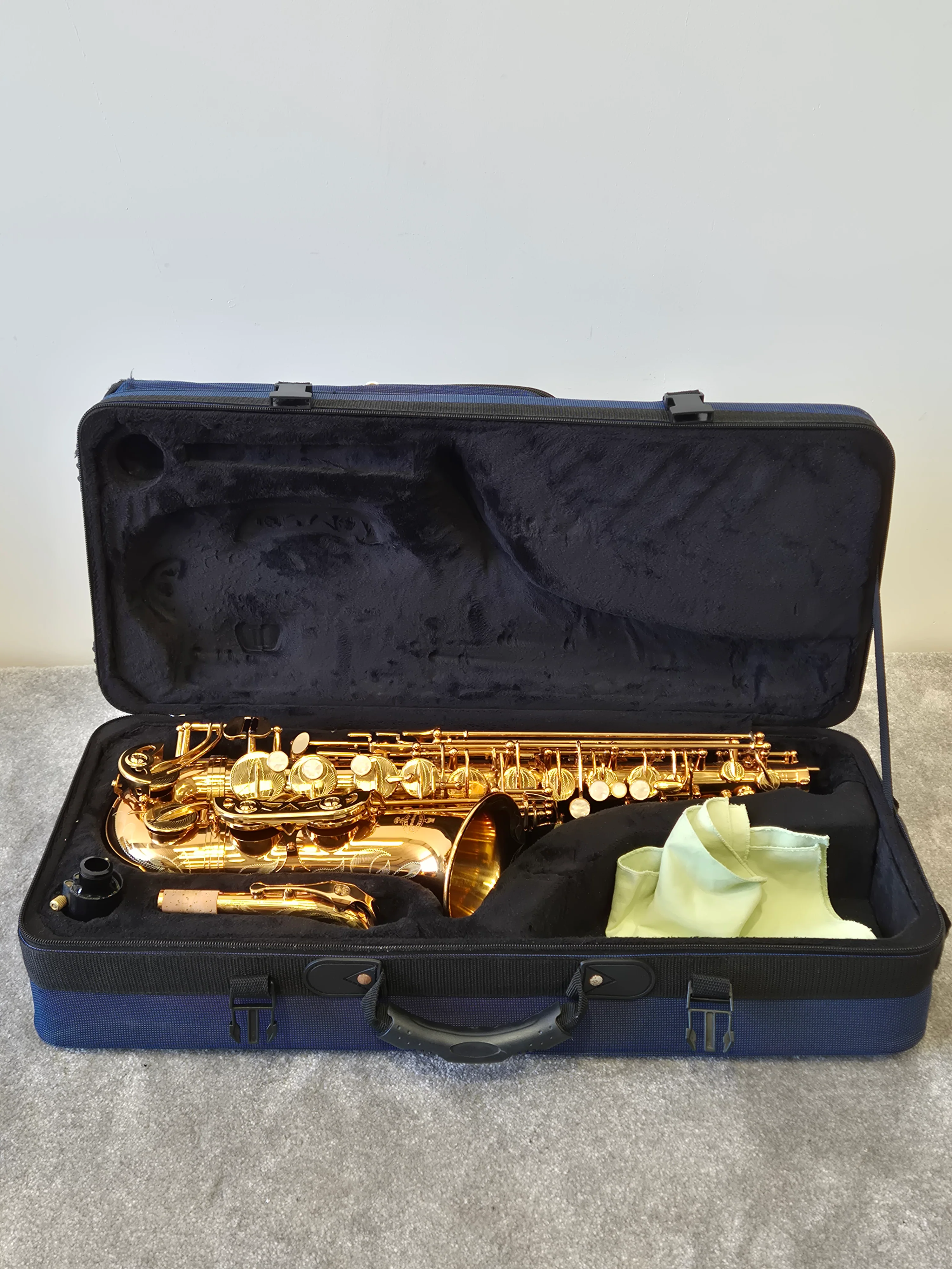 Buffet Crampon 400 Series - Alto Saxophone w/ Hard Case - Image 2