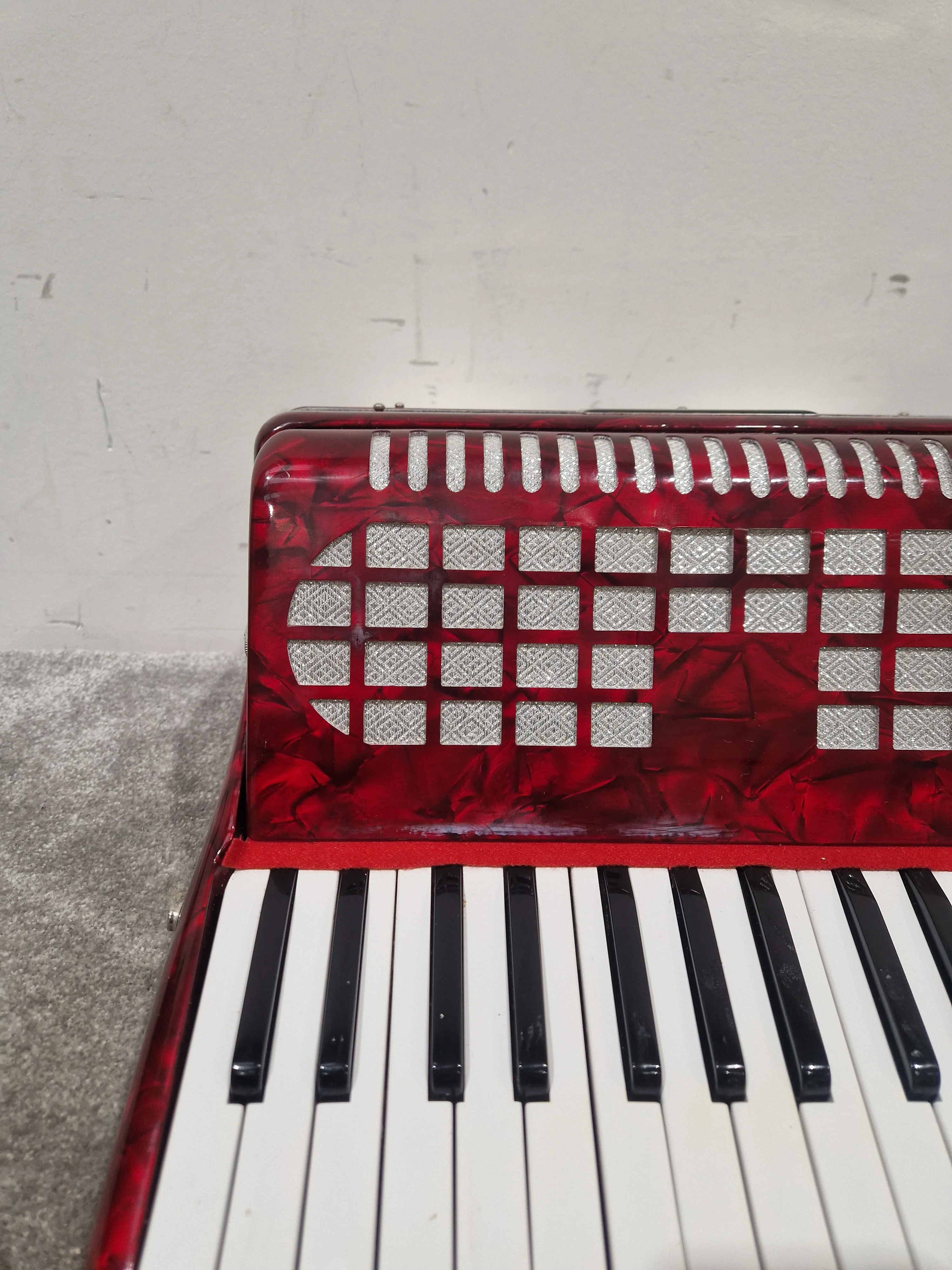 CHANSON 26 KEY-48 BASS - Compact Accordion - Good w/ Hard Case - Image 15