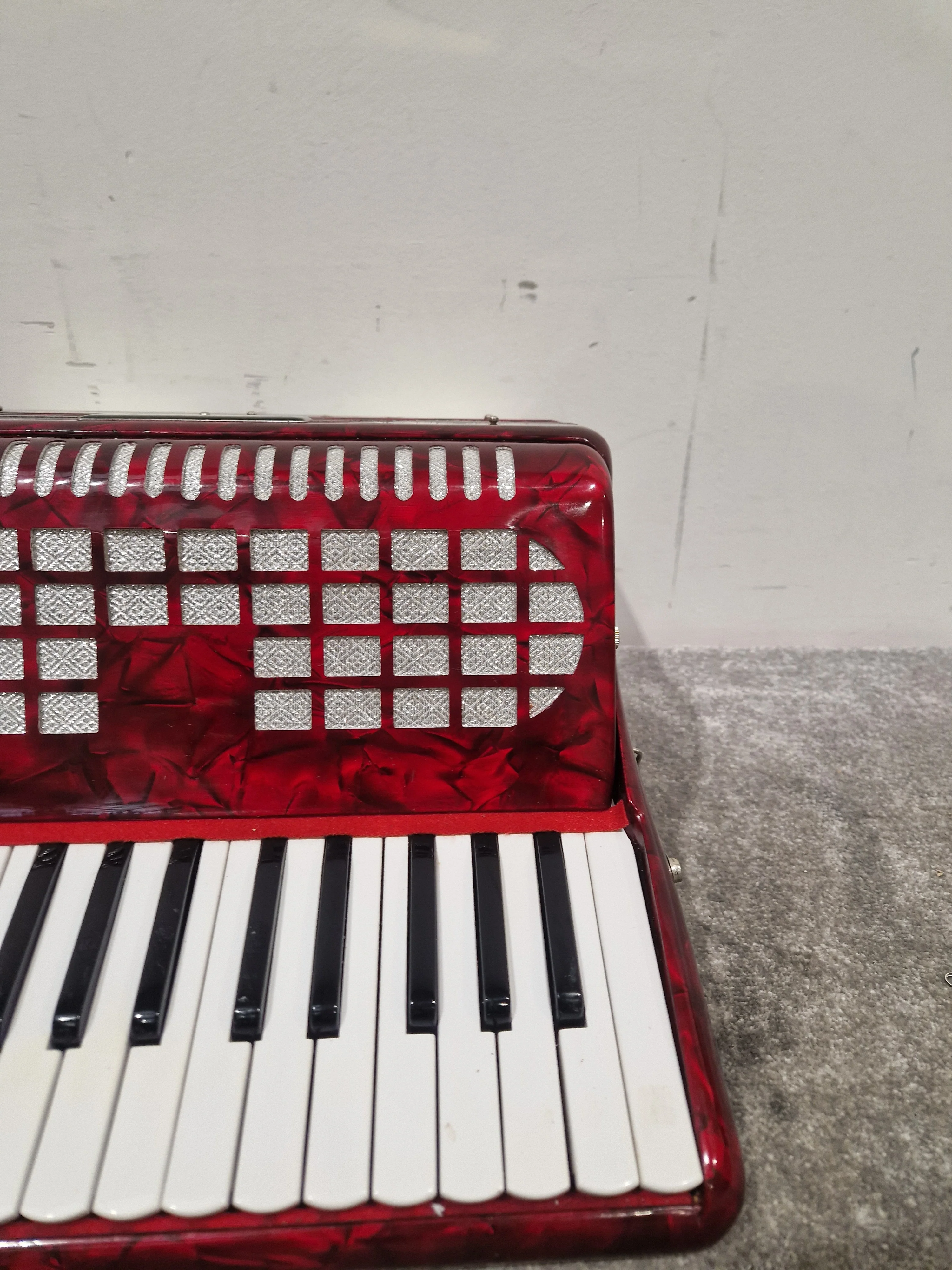 CHANSON 26 KEY-48 BASS - Compact Accordion - Good w/ Hard Case - Image 17