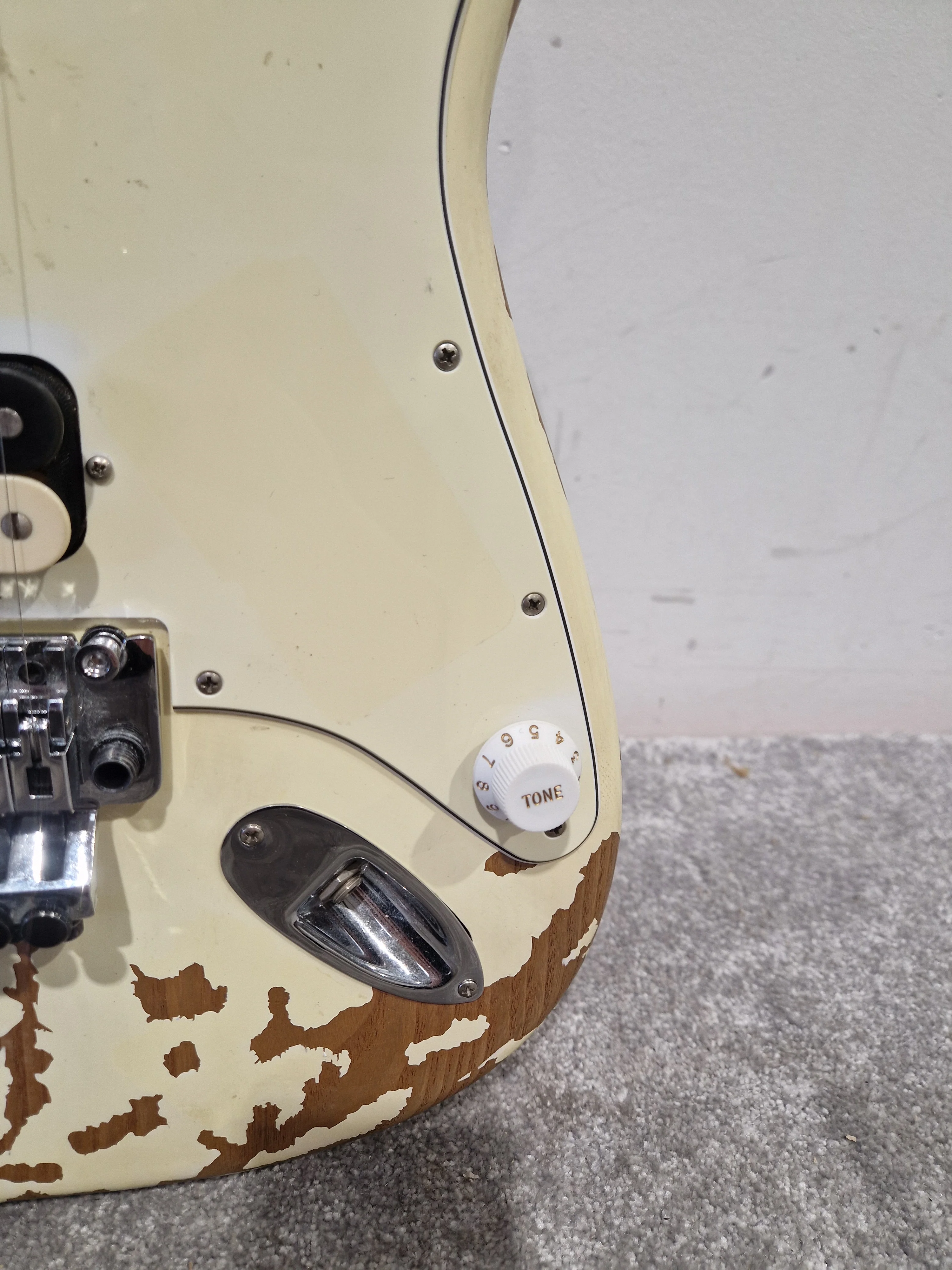 Charvel Henrik Danhage - Electric Guitar - White Relic - Excellent w/ Soft Case & spare whammy - Image 10