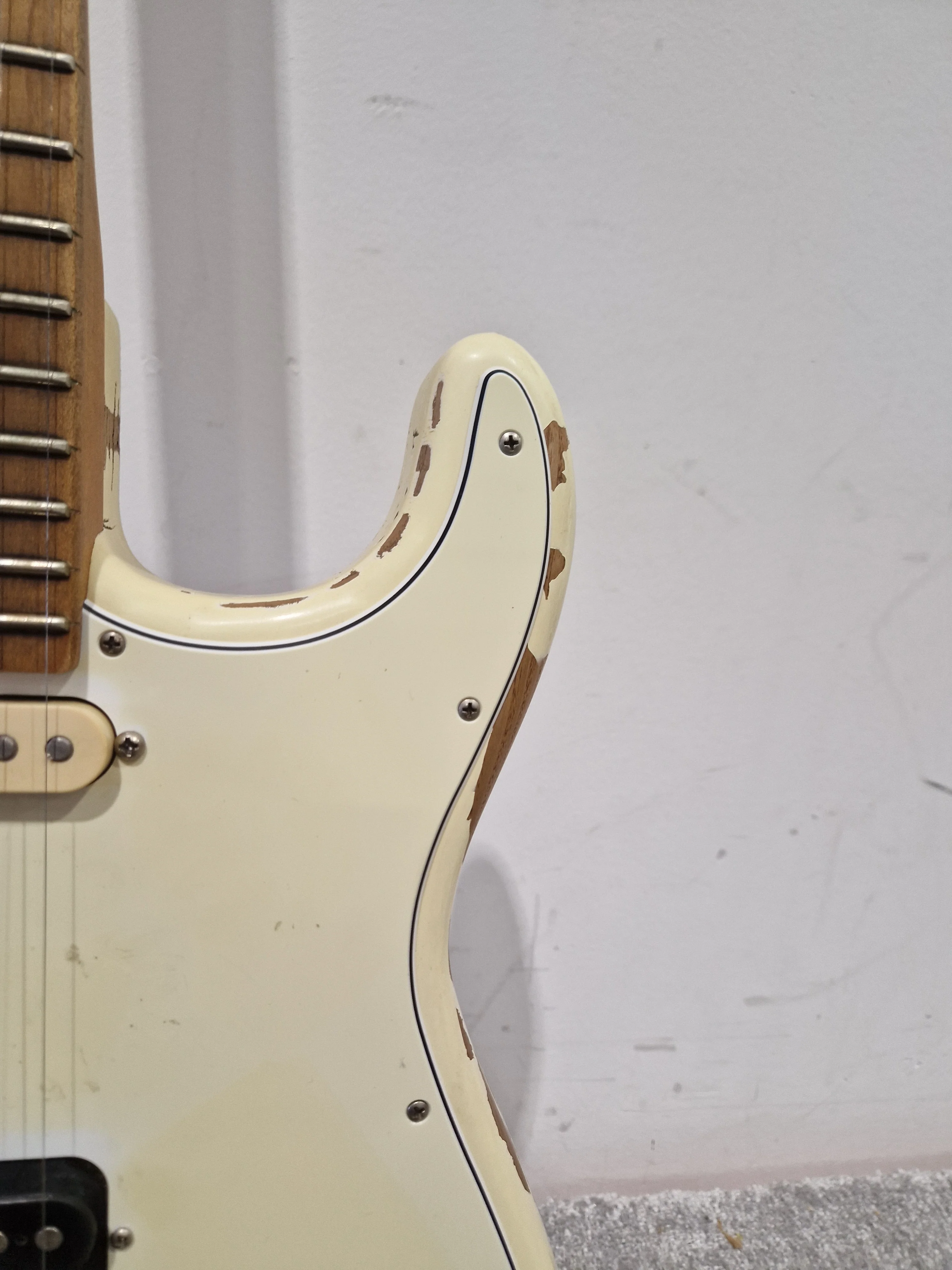 Charvel Henrik Danhage - Electric Guitar - White Relic - Excellent w/ Soft Case & spare whammy - Image 4