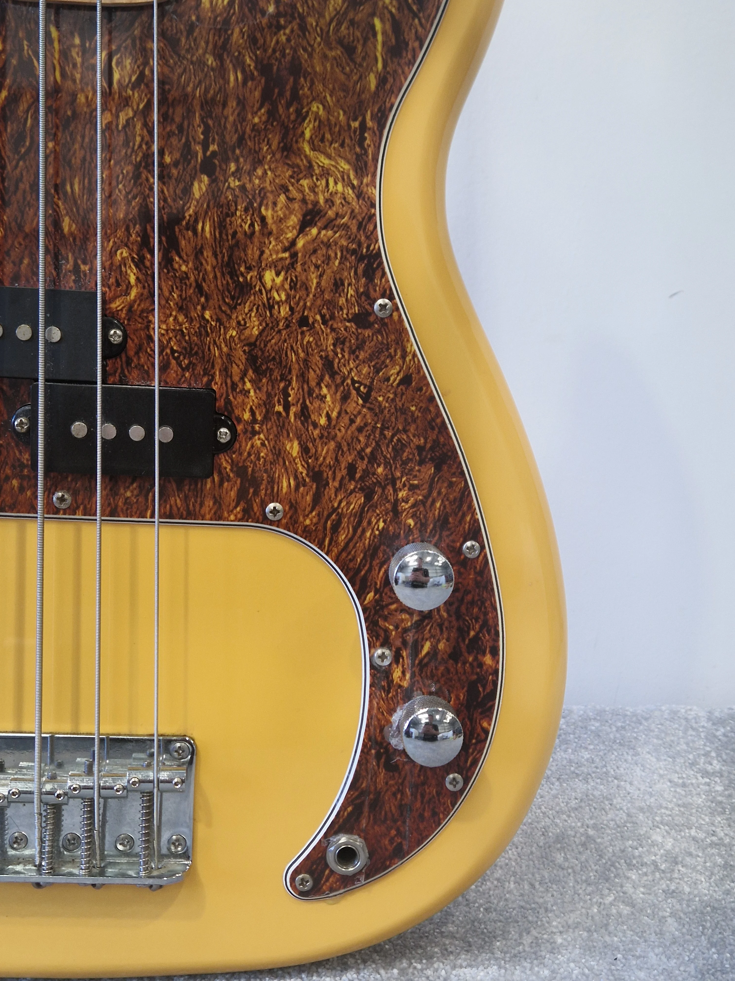Chord 4 String Bass Guitar – Classic P Bass Design, Reliable Hardware- Excellent - Image 4