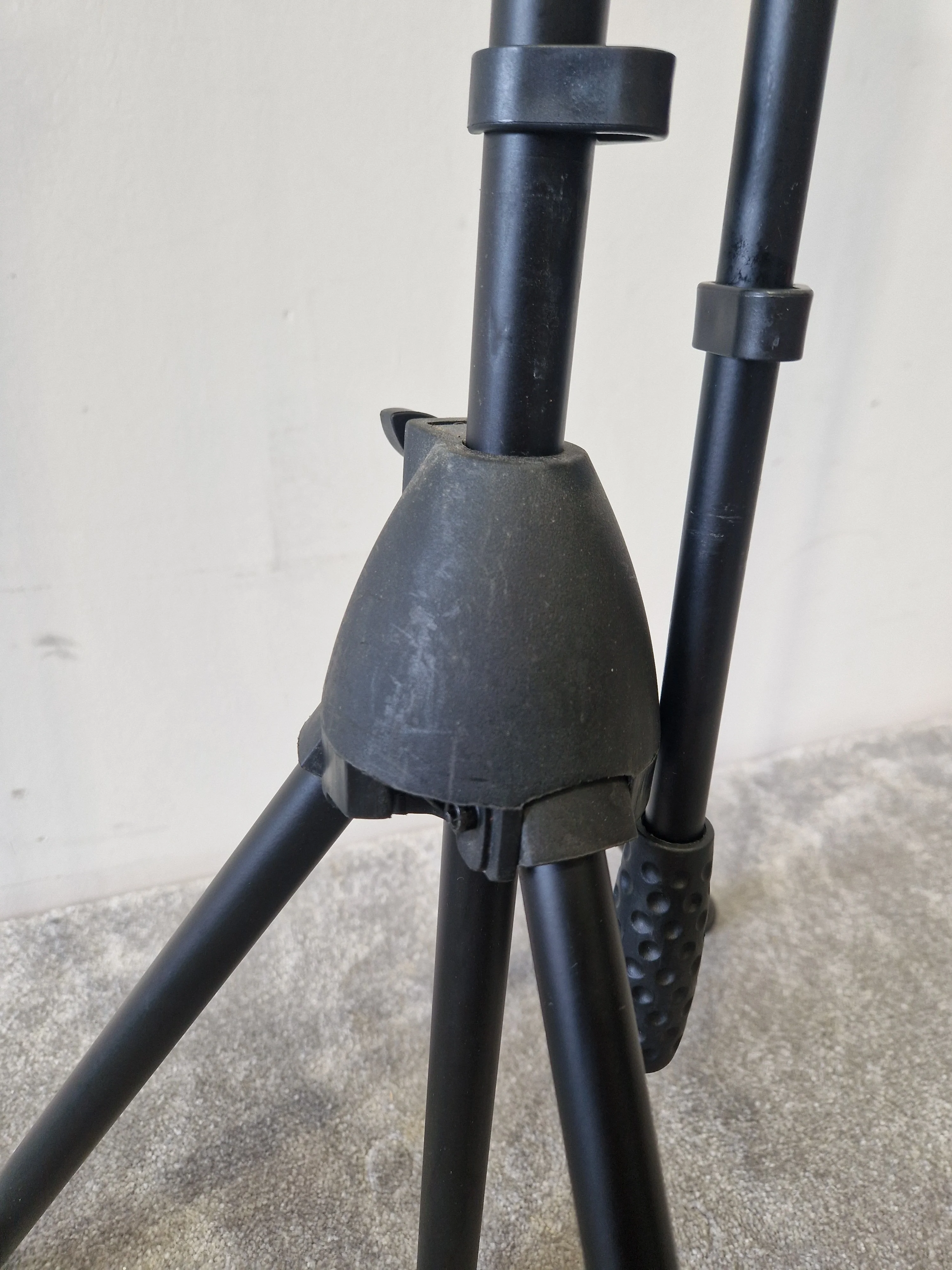 Chord Microphone Tripod Stand – Lightweight Frame – Very Good – w/ Pulse gig bag - Image 3
