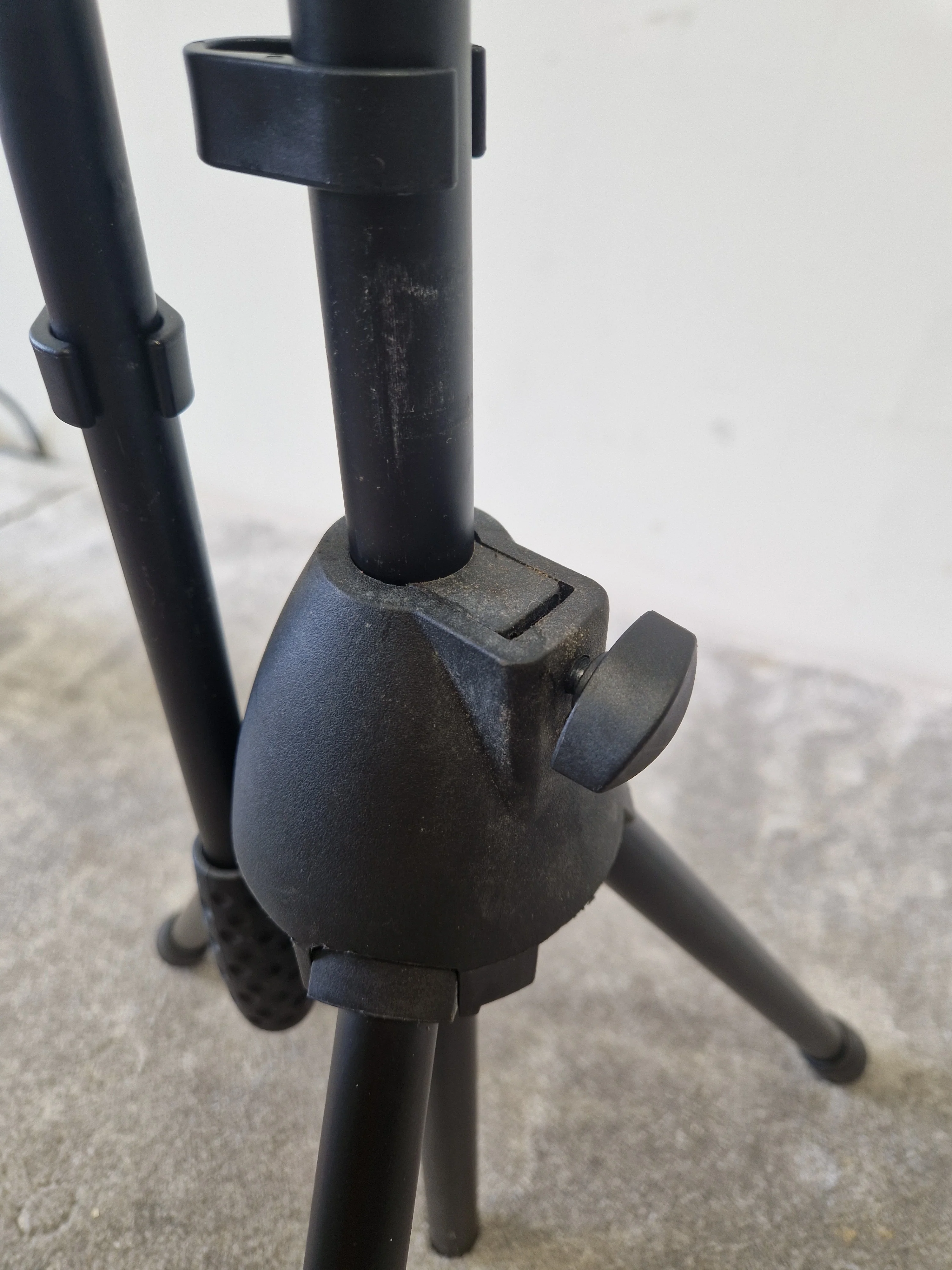Chord Microphone Tripod Stand – Lightweight Frame – Very Good – w/ Pulse gig bag - Image 4