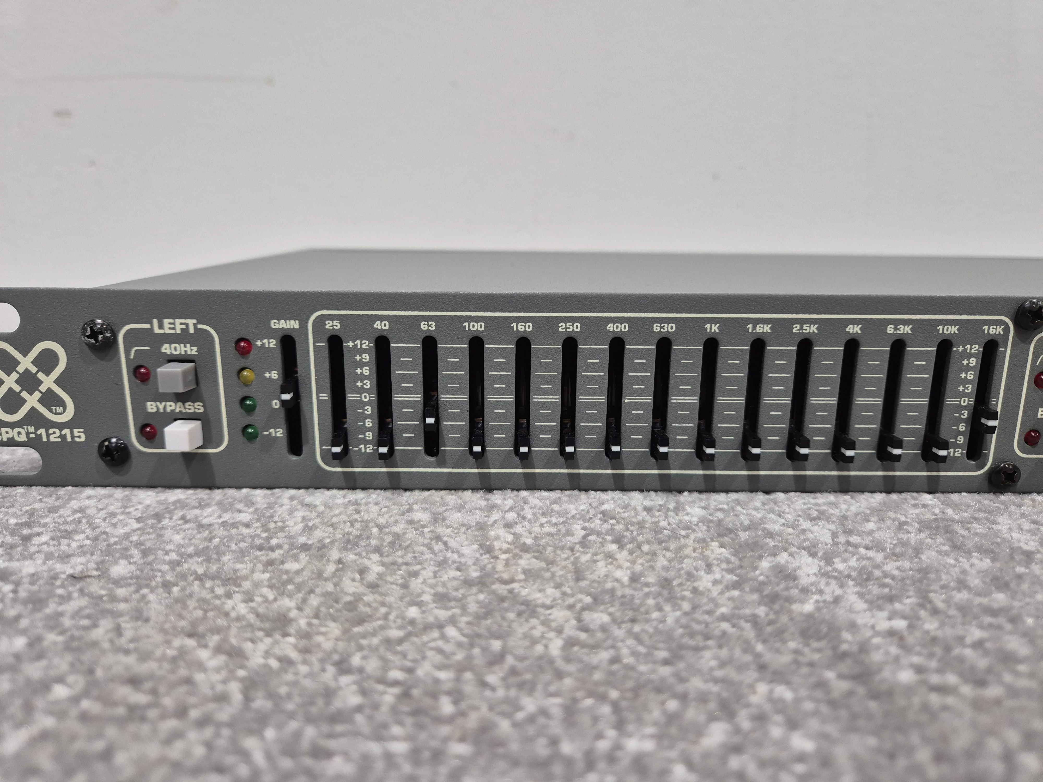 Crest CPQ1215 - 2-Channel, 15 band Graphic Equalizer - Image 2