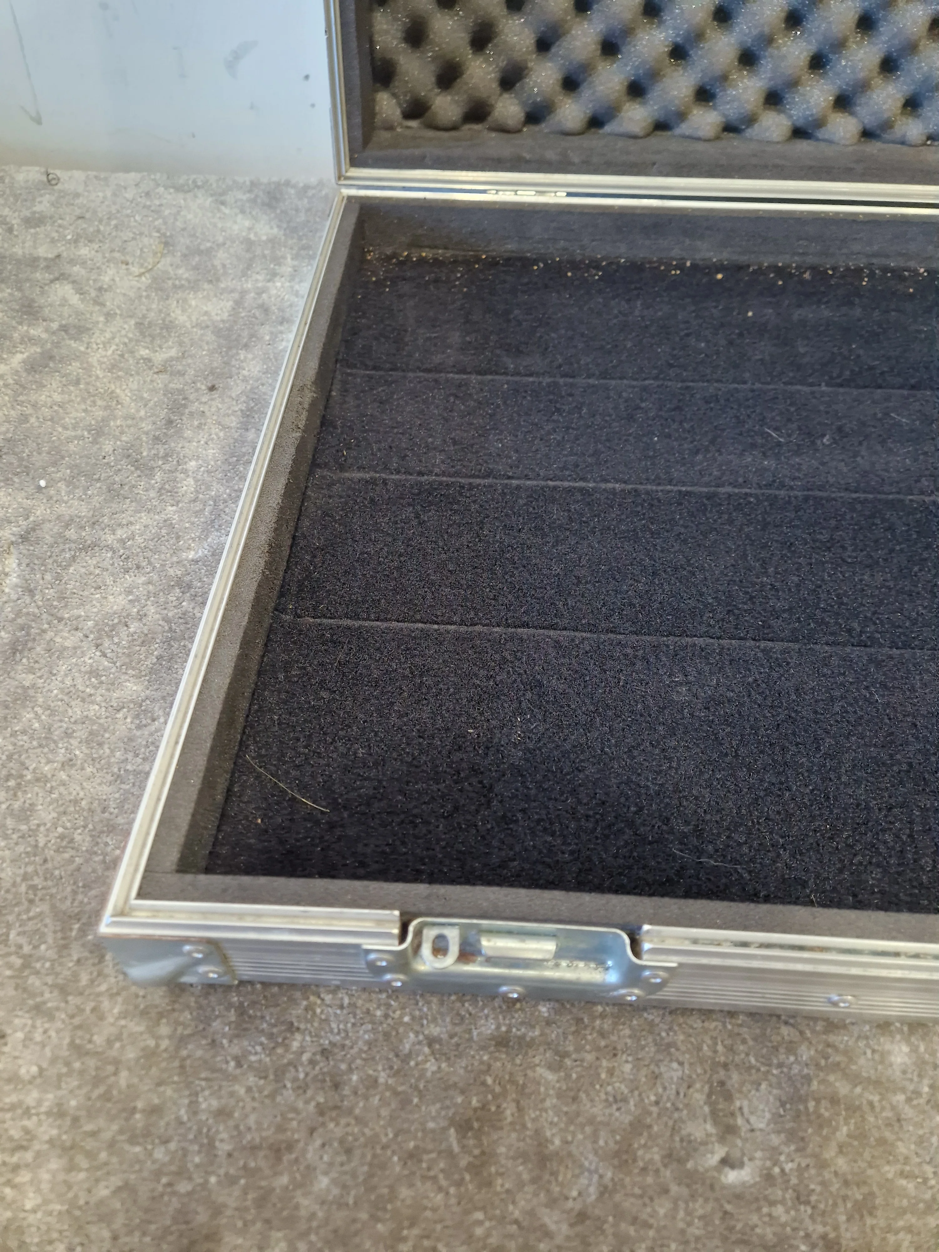 Custom Pedalboards UK - Large Pedalboard - Black with Flight Case - Good - Image 12