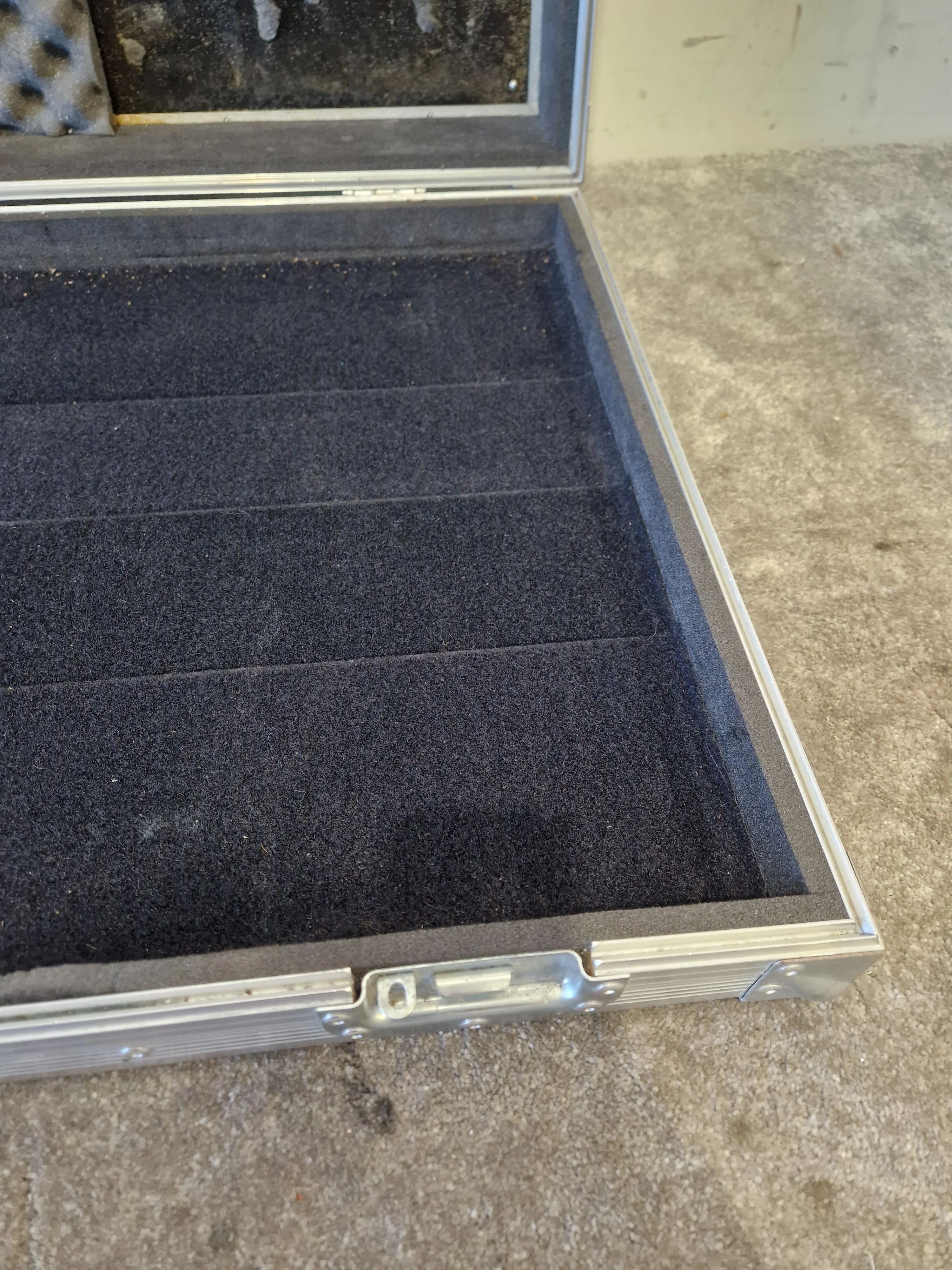 Custom Pedalboards UK - Large Pedalboard - Black with Flight Case - Good - Image 13