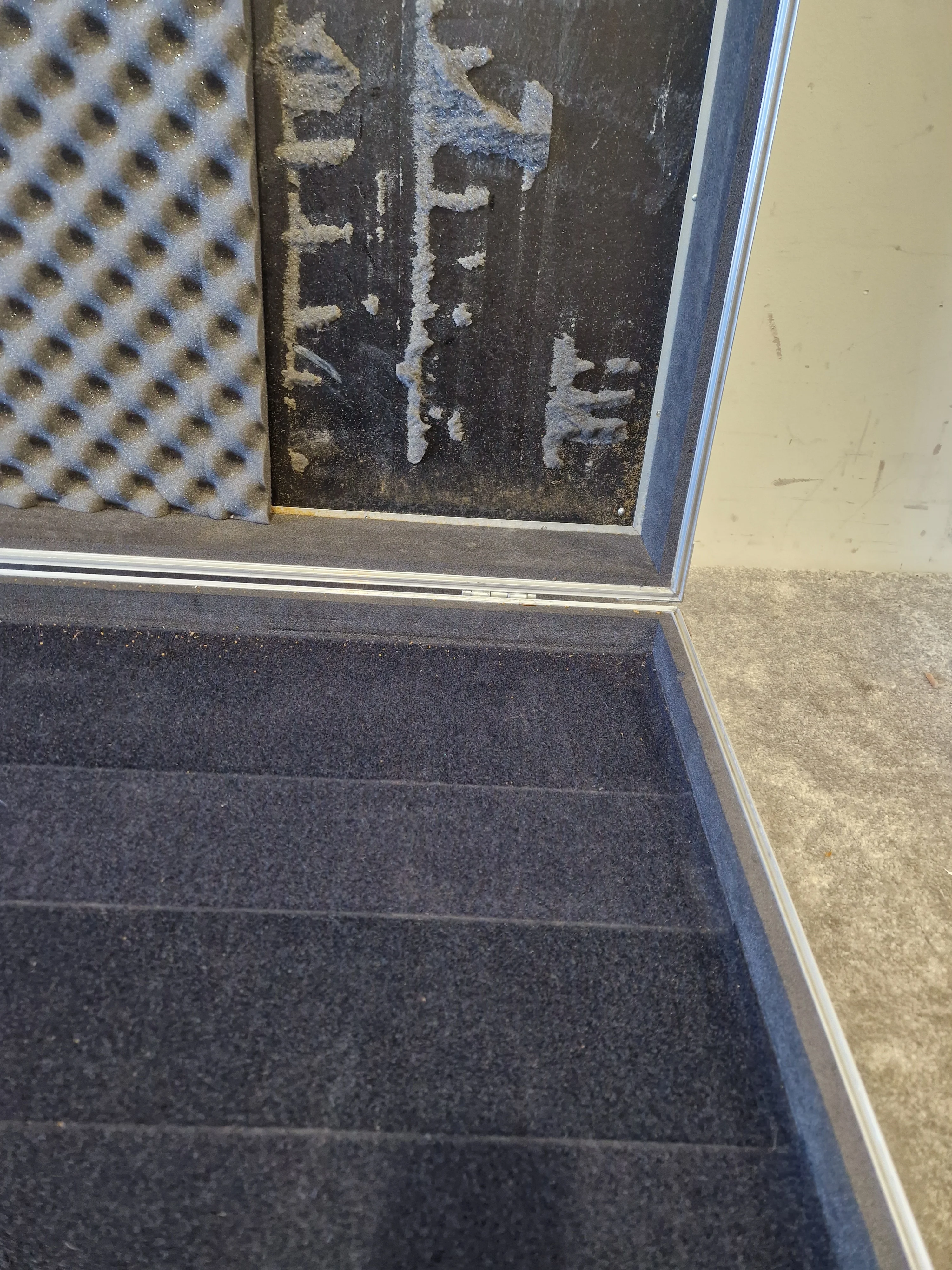 Custom Pedalboards UK - Large Pedalboard - Black with Flight Case - Good - Image 14