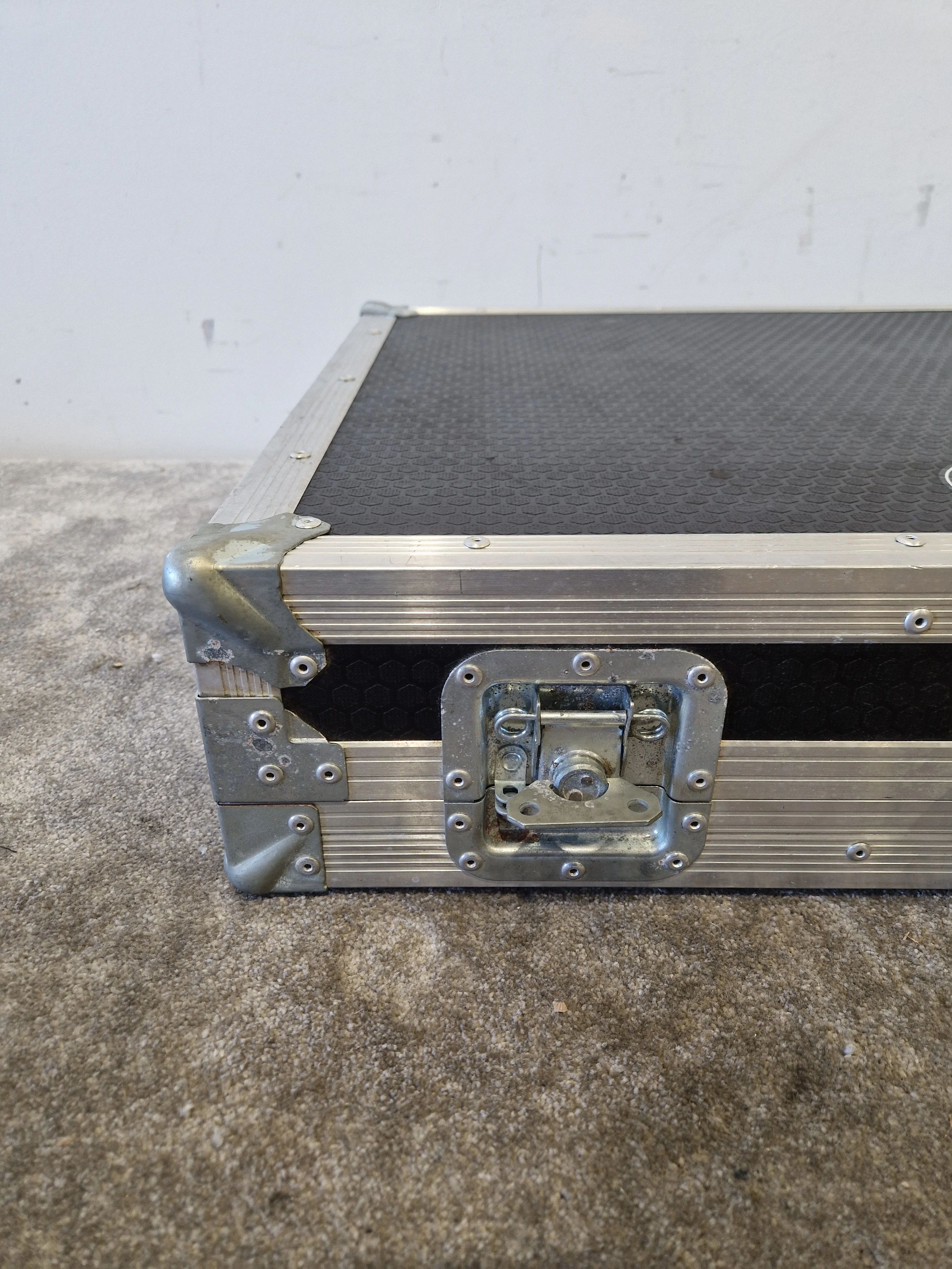 Custom Pedalboards UK - Large Pedalboard - Black with Flight Case - Good - Image 3