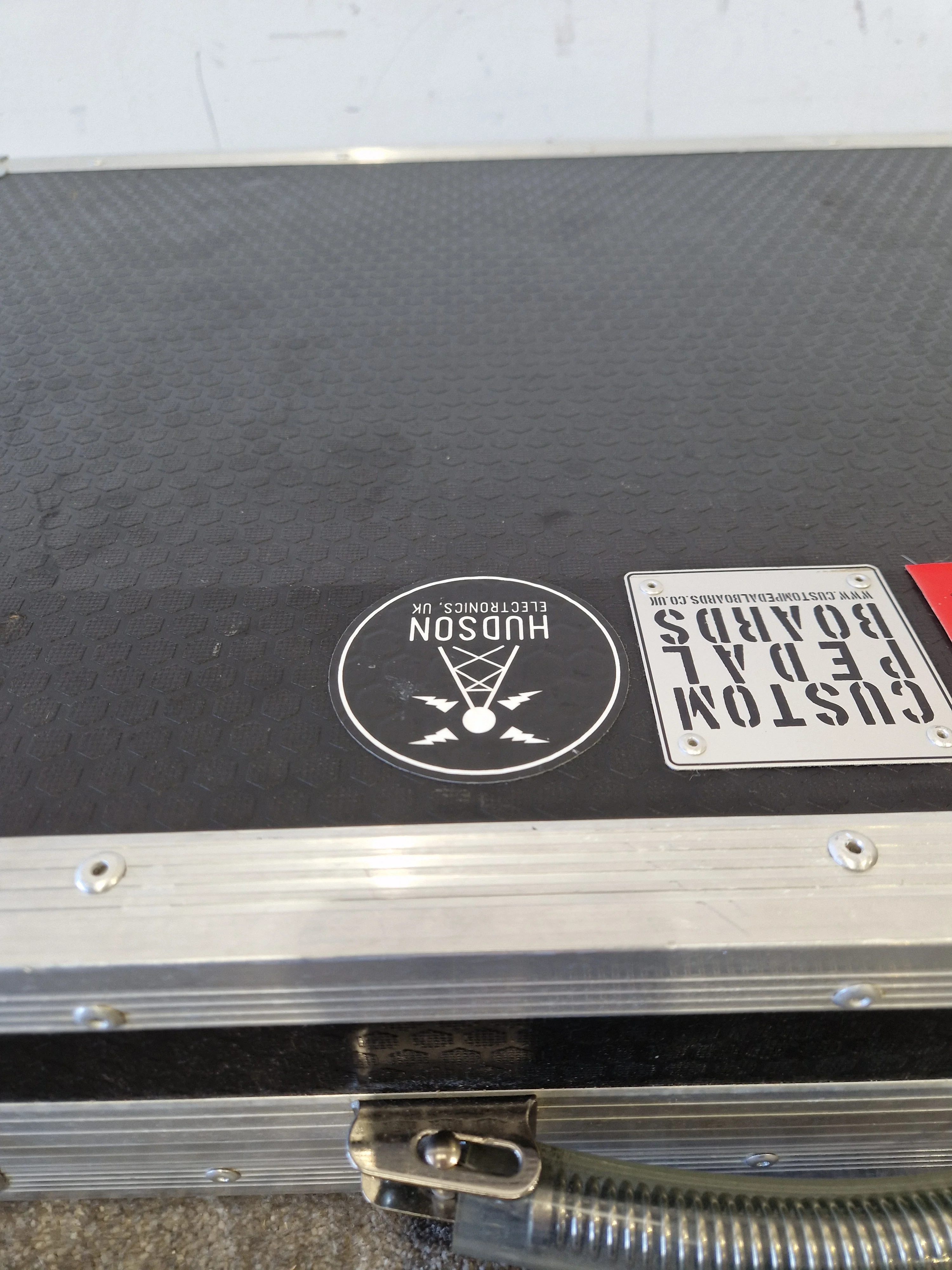Custom Pedalboards UK - Large Pedalboard - Black with Flight Case - Good - Image 4