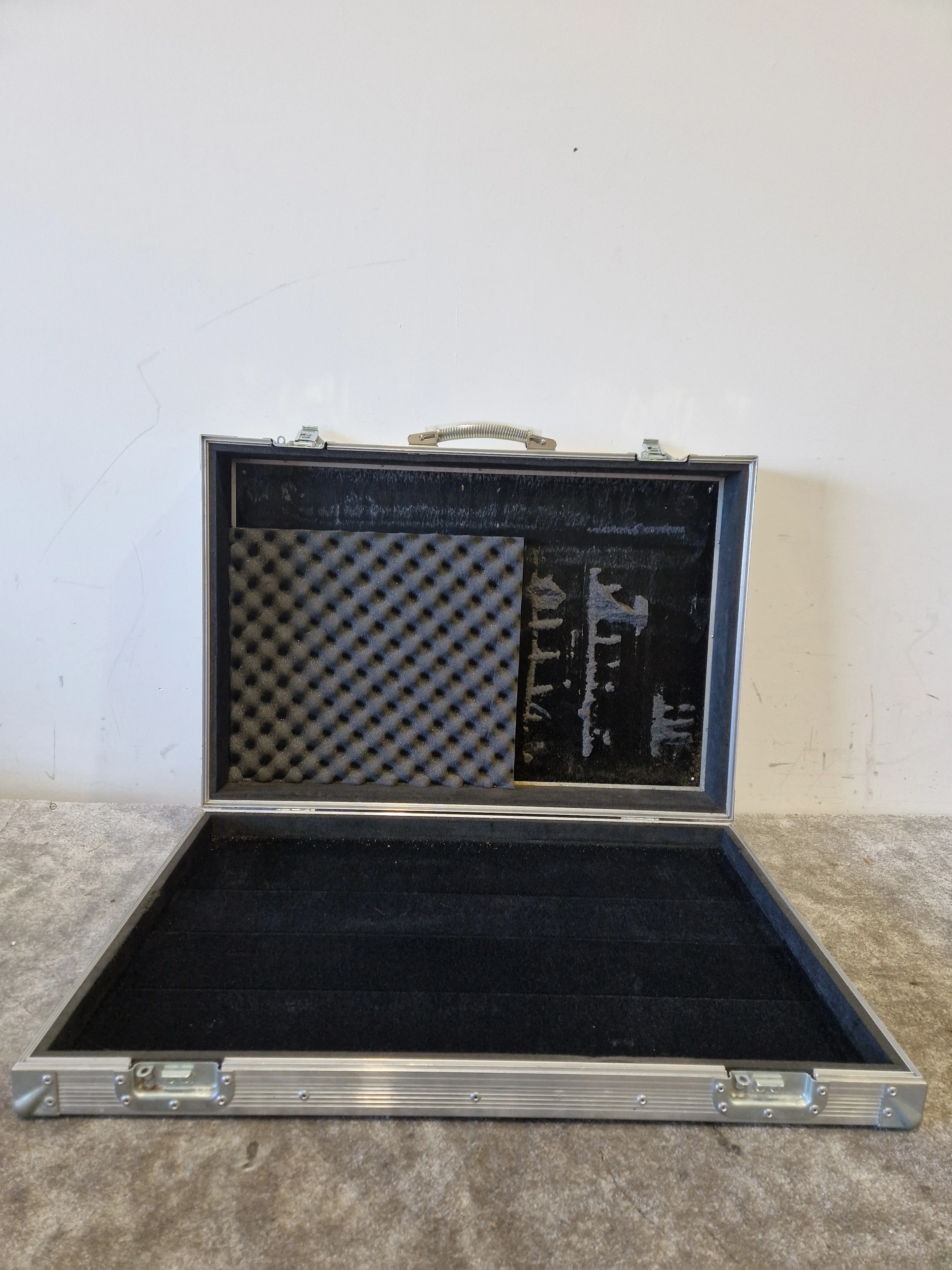 Custom Pedalboards UK - Large Pedalboard - Black with Flight Case - Good - Image 5