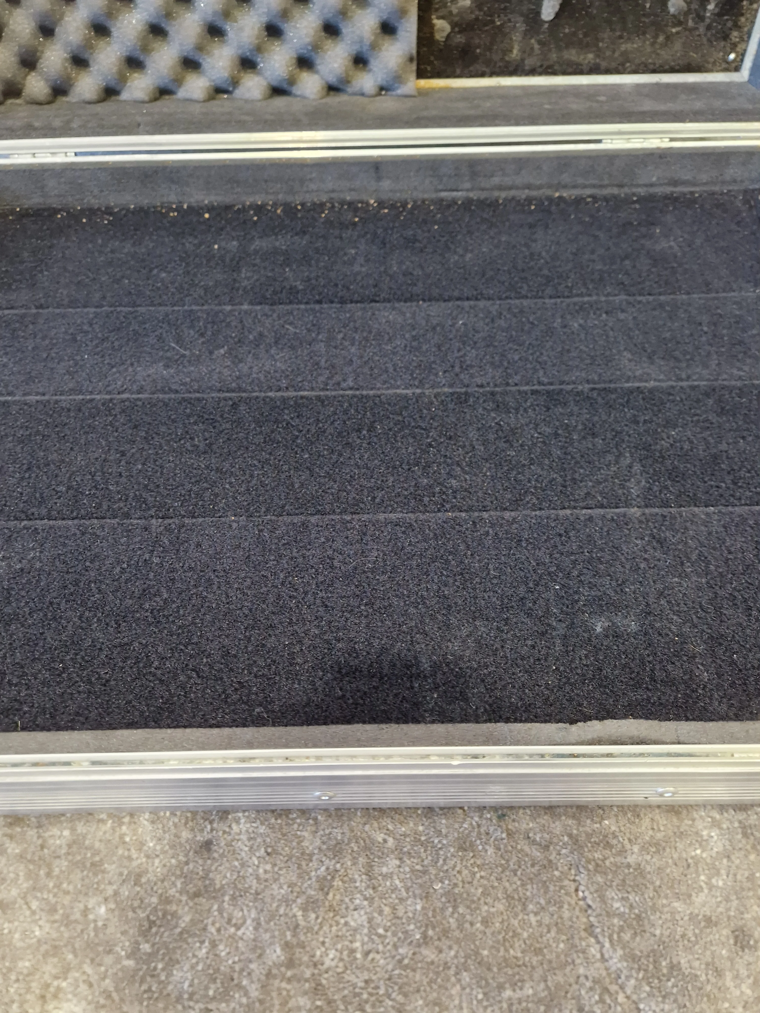 Custom Pedalboards UK - Large Pedalboard - Black with Flight Case - Good - Image 6