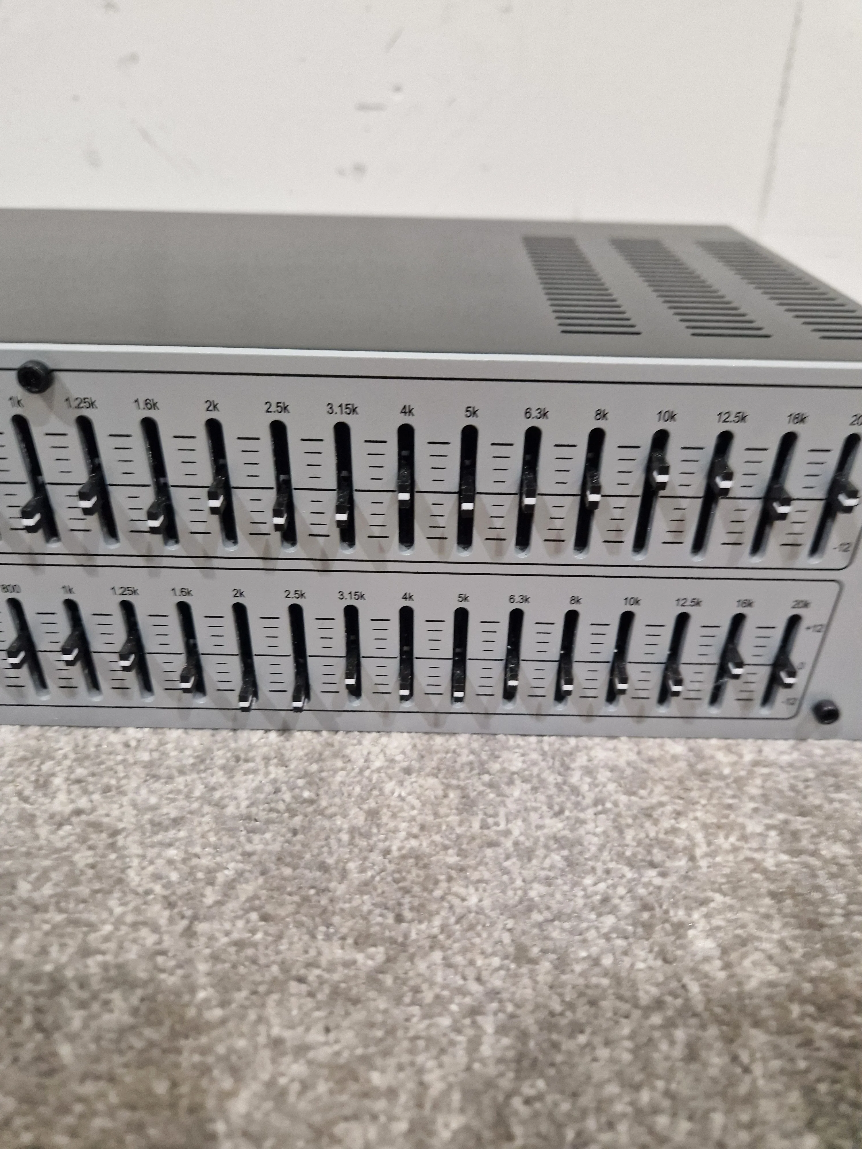 dbx 231S - Dual Channel Graphic Equalizer - Silver - Excellent w/ Original Box & Manuals - Image 9