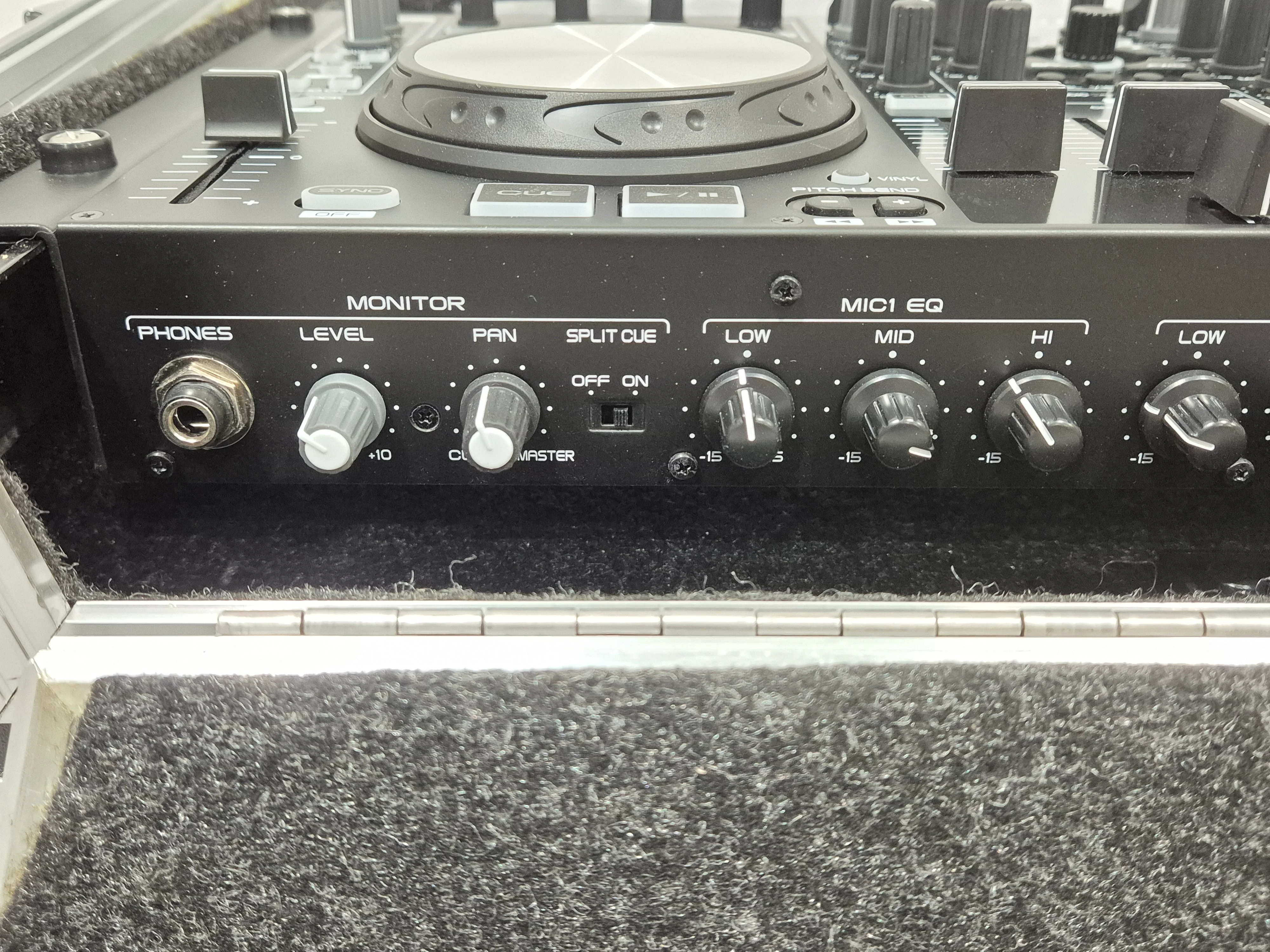 Denon MC6000MK2 - Professional DJ Controller and Digital Mixer w/ Flight Case - Image 5