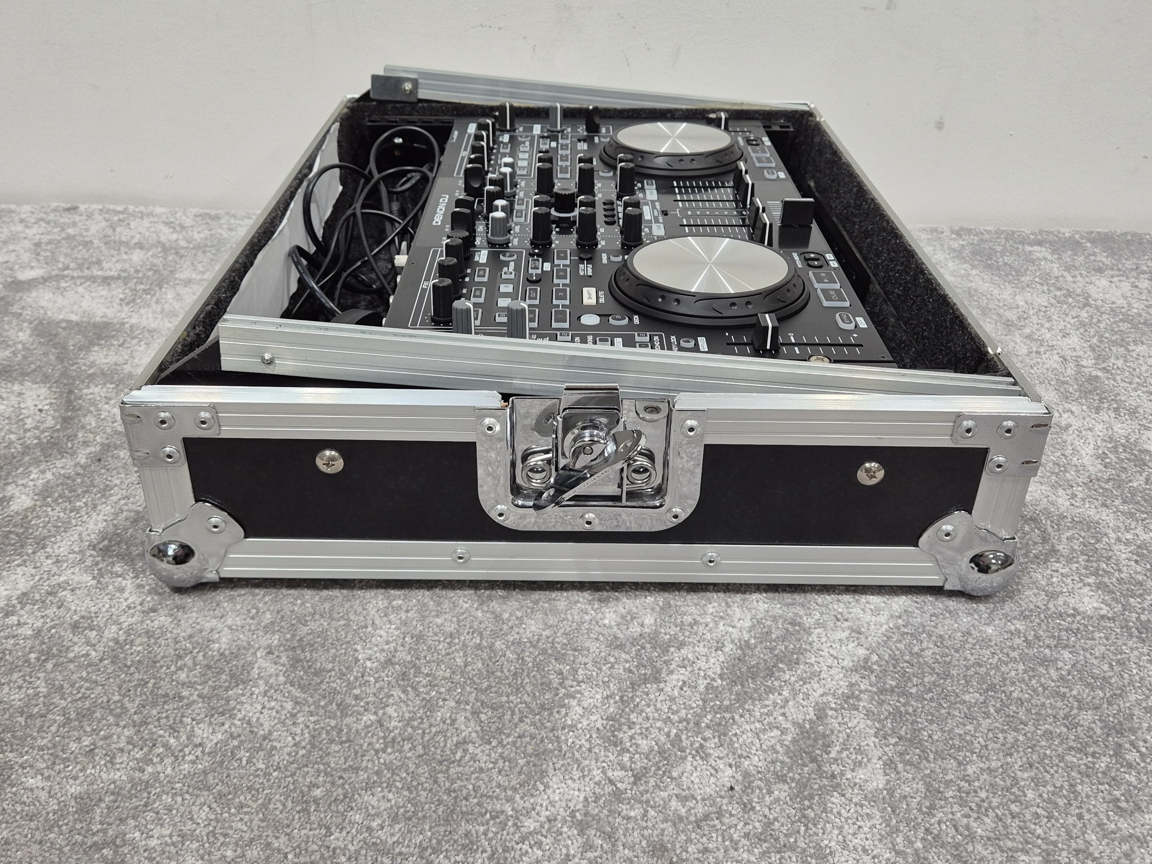 Denon MC6000MK2 - Professional DJ Controller and Digital Mixer w/ Flight Case - Image 7