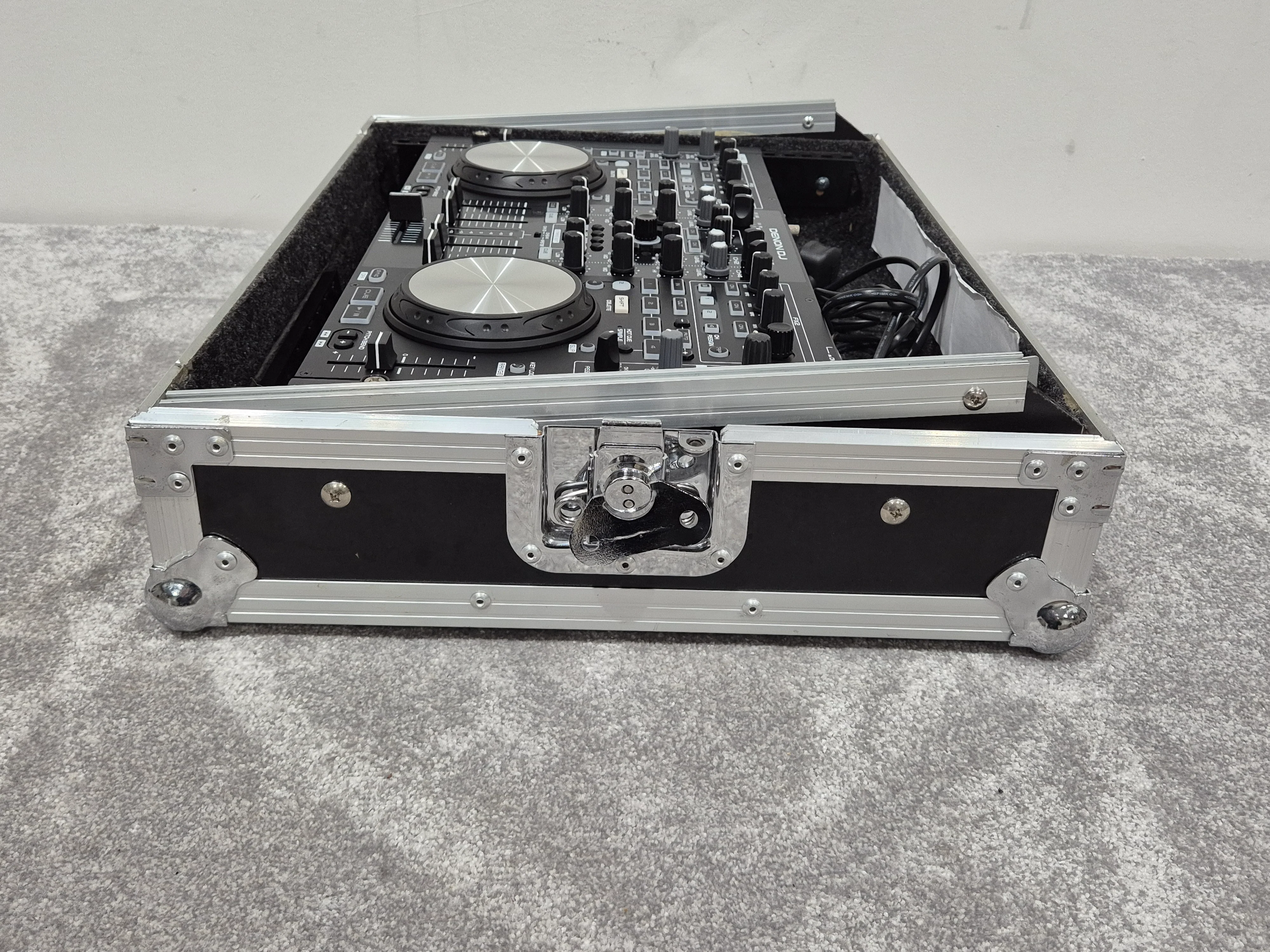 Denon MC6000MK2 - Professional DJ Controller and Digital Mixer w/ Flight Case - Image 8