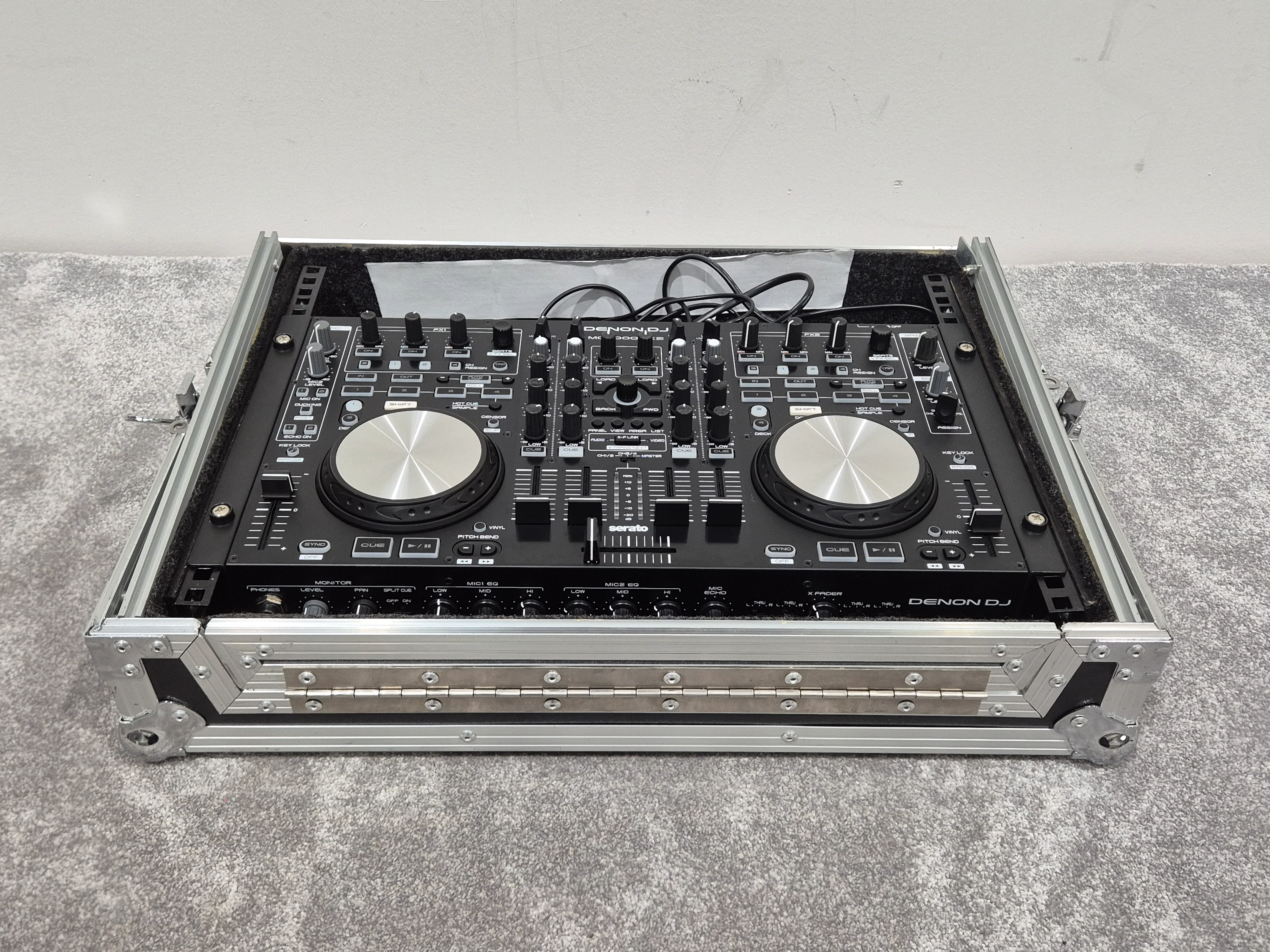 Denon MC6000MK2 - Professional DJ Controller and Digital Mixer w/ Flight Case - Image 9