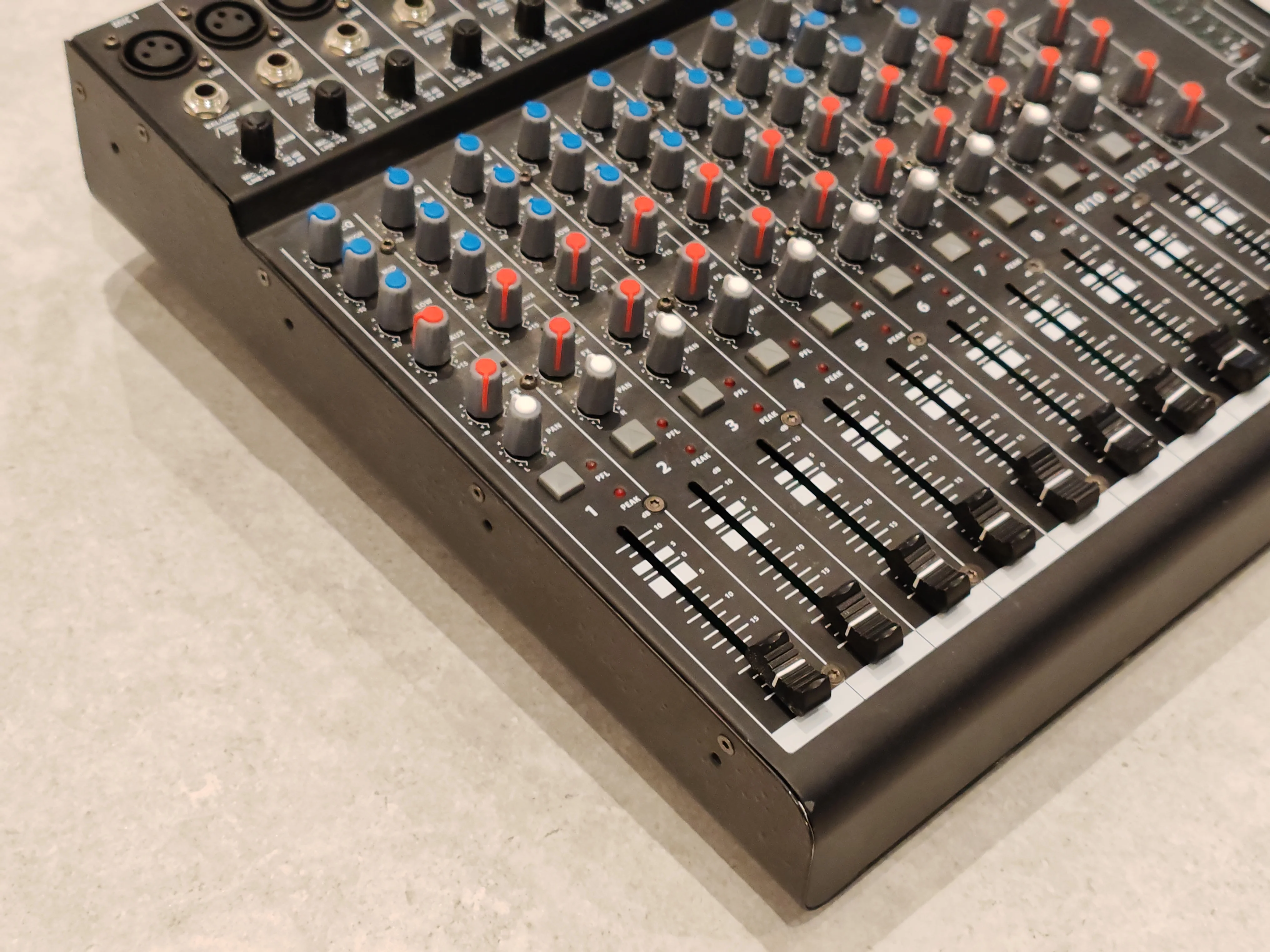 DEVINE MixDesk 1202 - Professional 12 Channel Mixer With Built in EQ - Image 4
