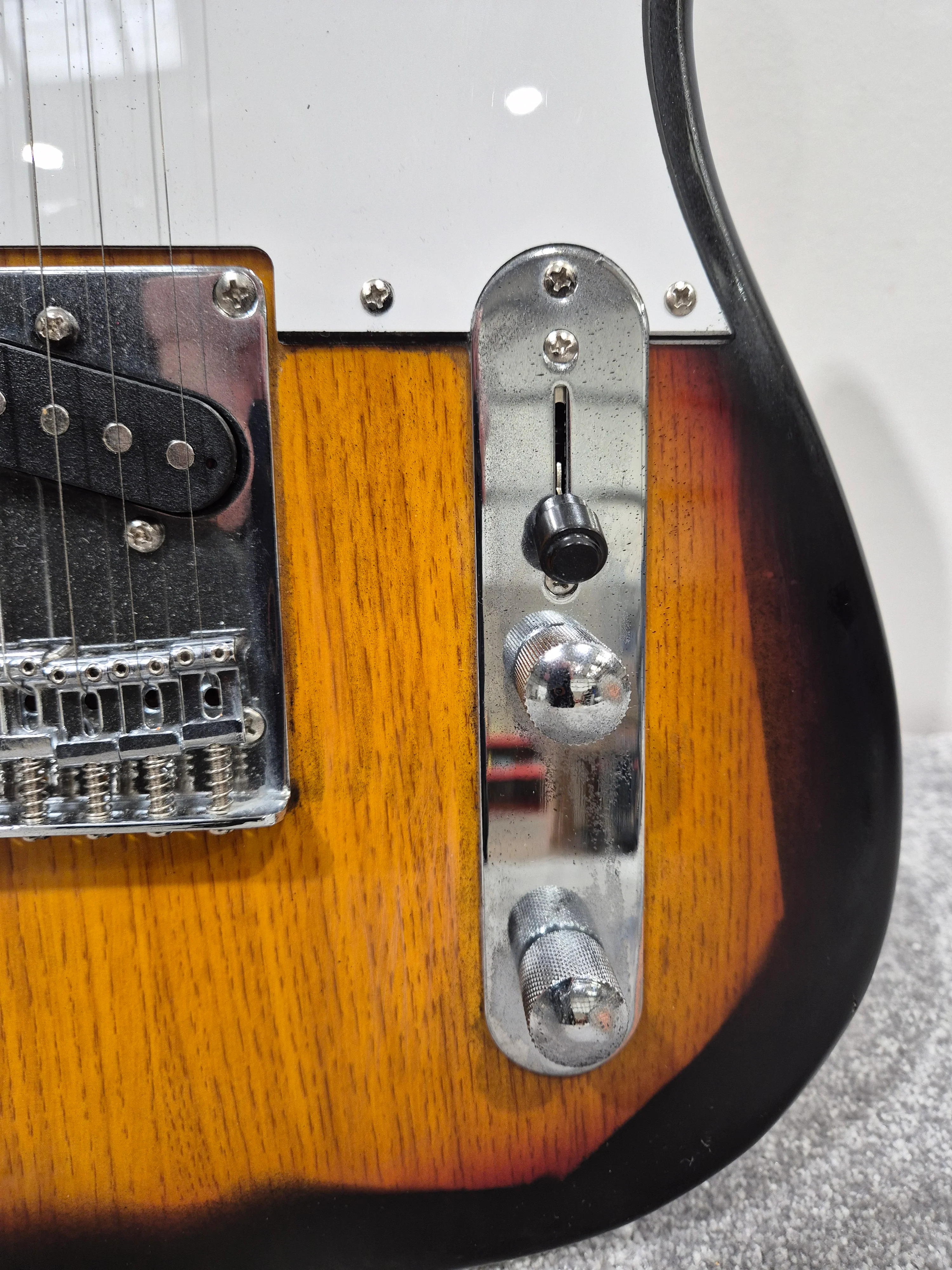 Donner Standard Series - Electric Guitar - Sunburst w/ Donner Soft Gig Bag - Image 4