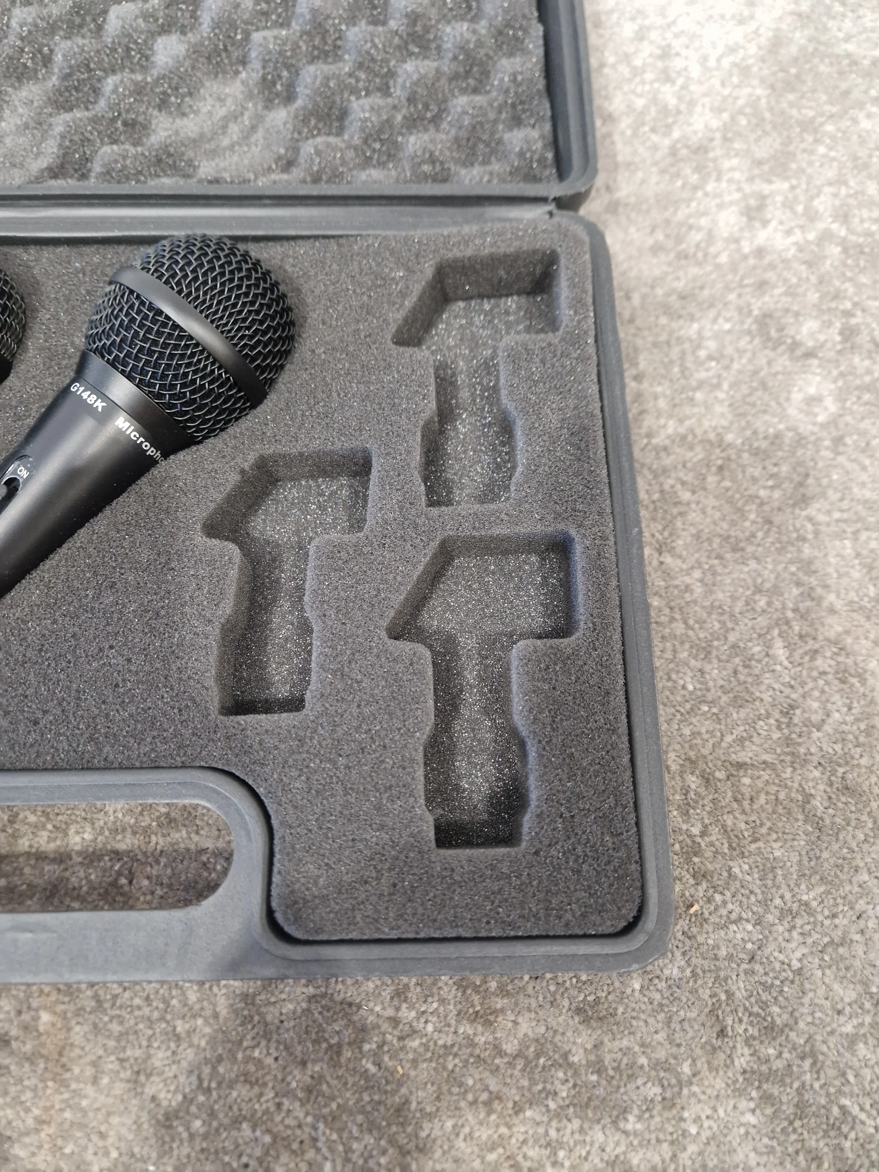 Dynamic G148k Microphone Set OF Three - Professional Vocal Microphones, Cardioid Pattern - Excellent w/ Hard Case - Image 3