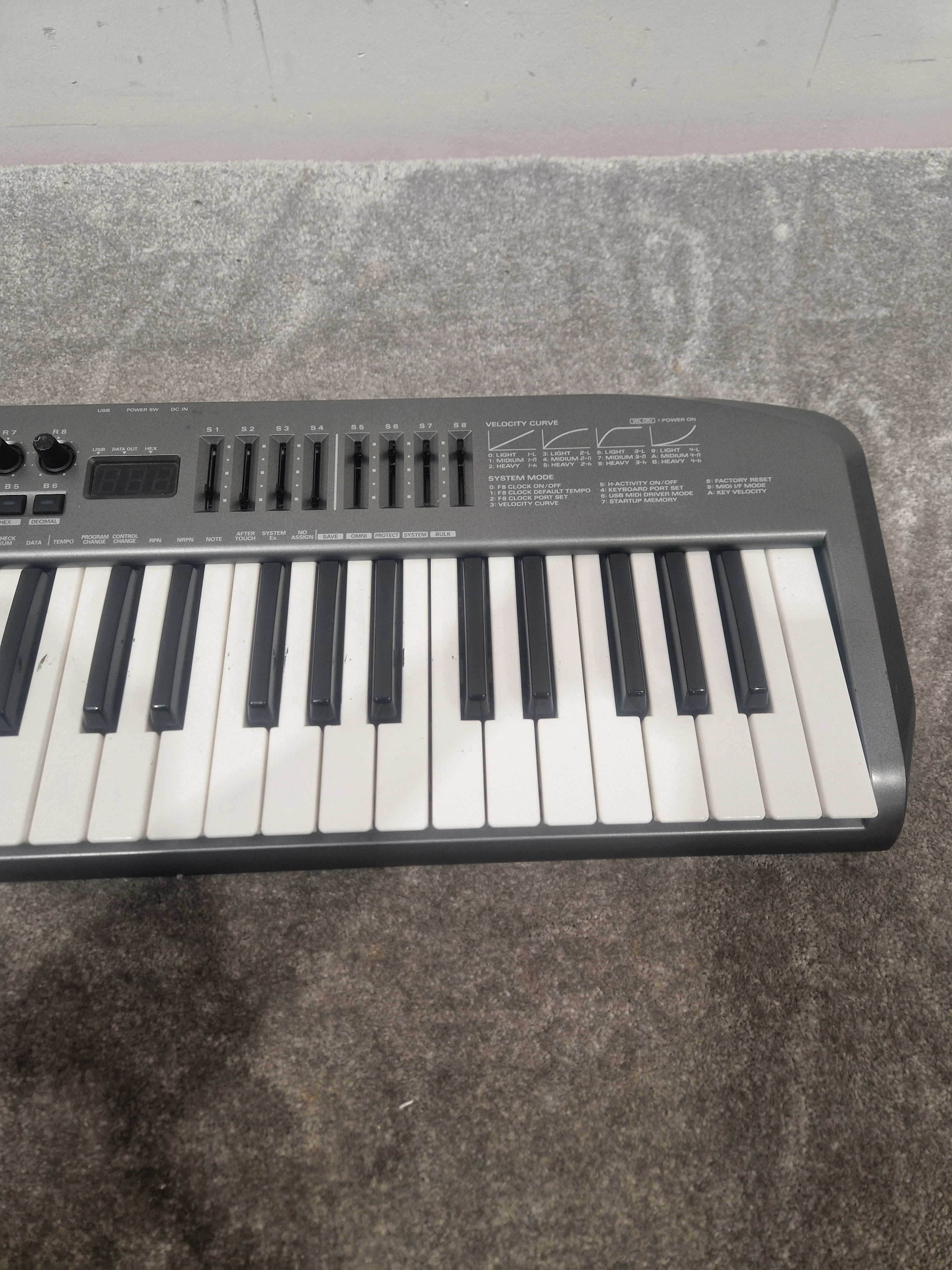 Edirol Pcr-m50 MIDI Keyboard Controller - 49 Keys, USB Connectivity - Spares or Repair - Image 9