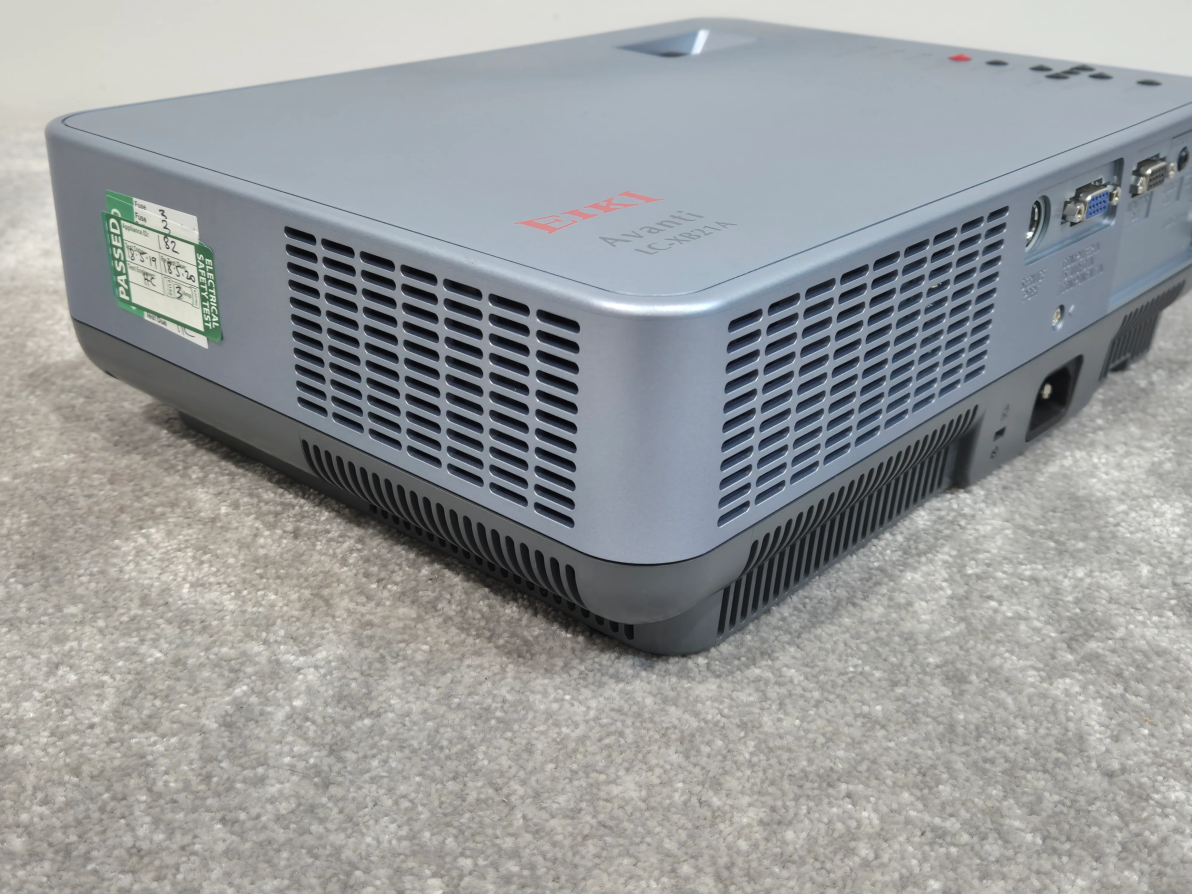 Eiki LC-XB21A – XGA LCD Projector – Excellent w/ Flight Case, Remote, Manual & Accessories - Image 5