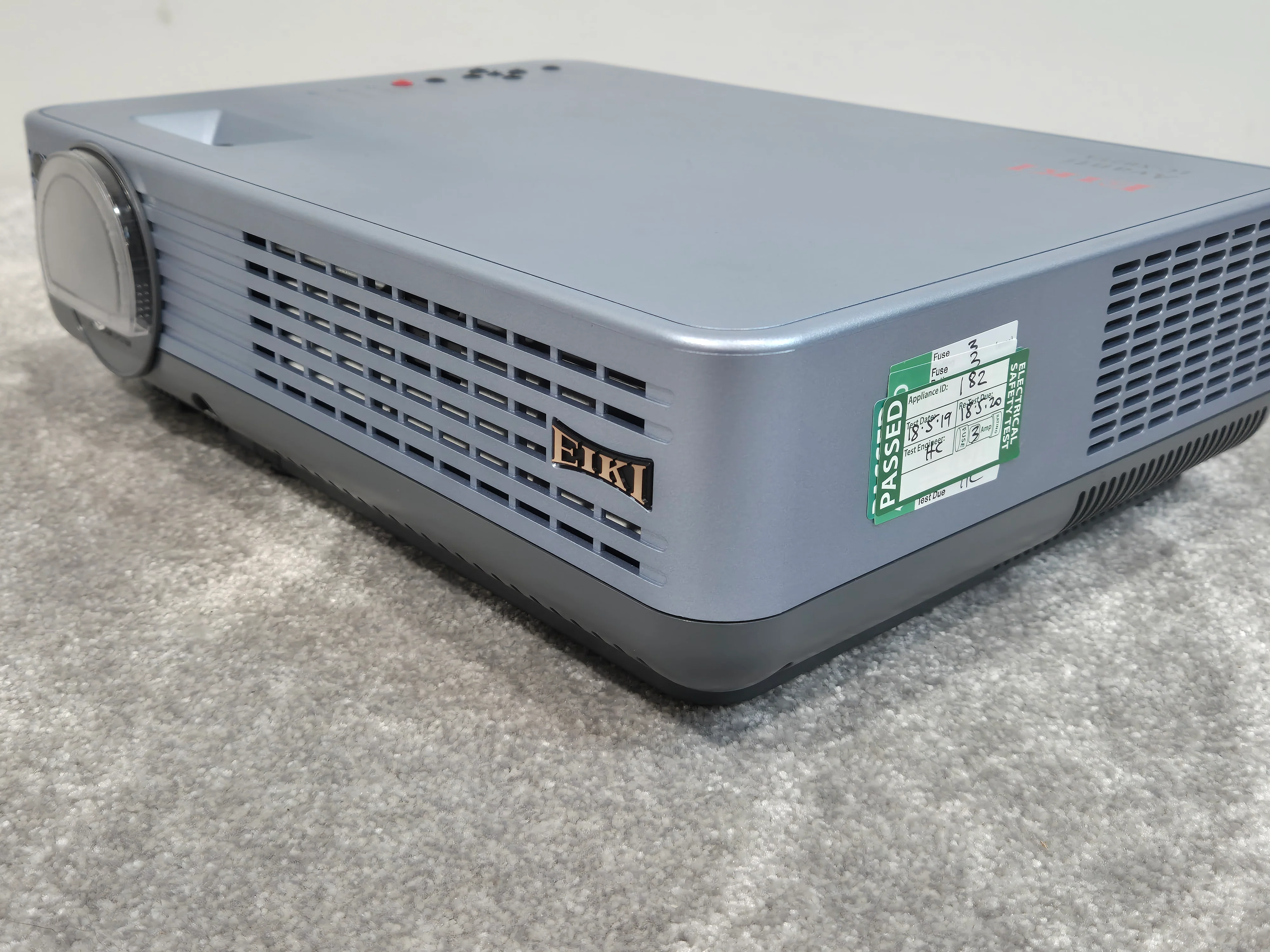 Eiki LC-XB21A – XGA LCD Projector – Excellent w/ Flight Case, Remote, Manual & Accessories - Image 6