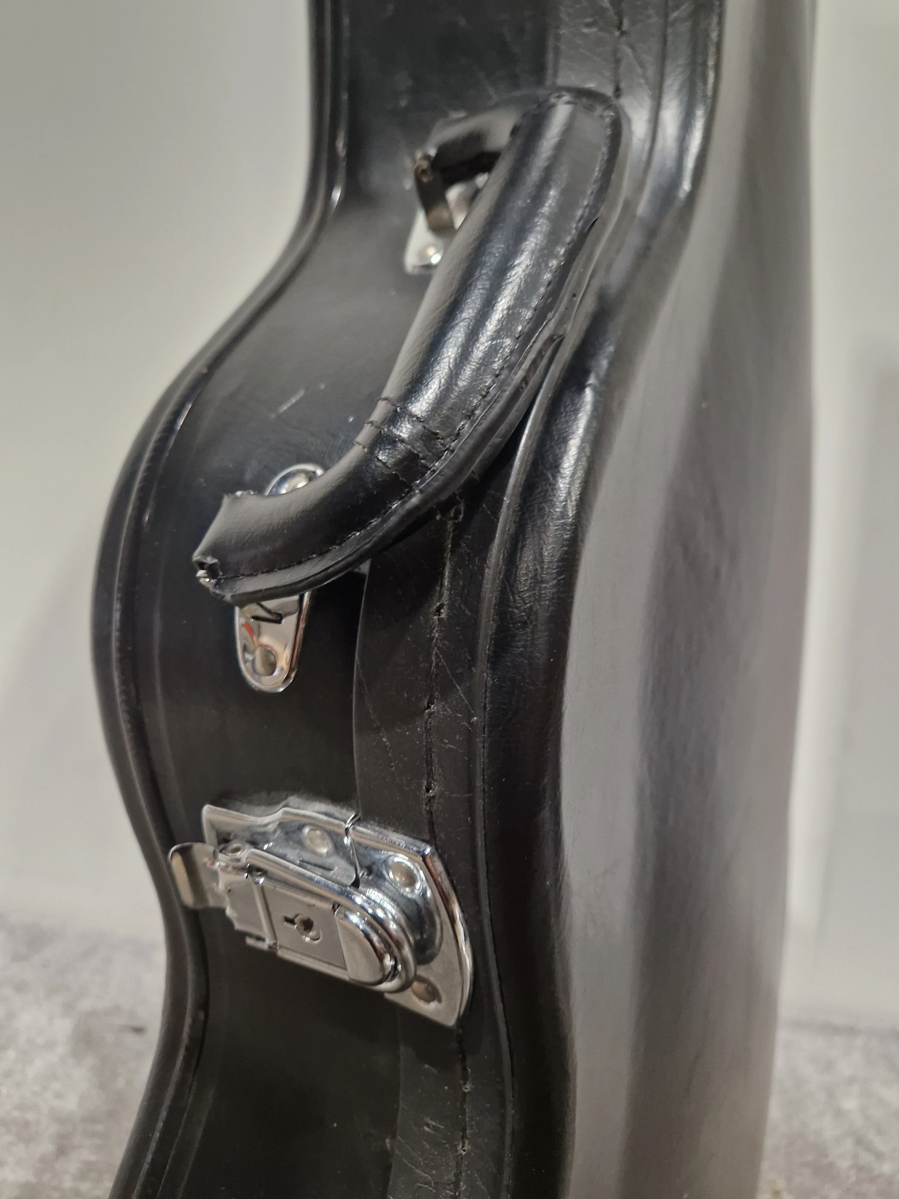 Epiphone Acoustic Hard Guitar Case Black Acoustic Guitar Case - Durable Protection - Excellent - Image 2