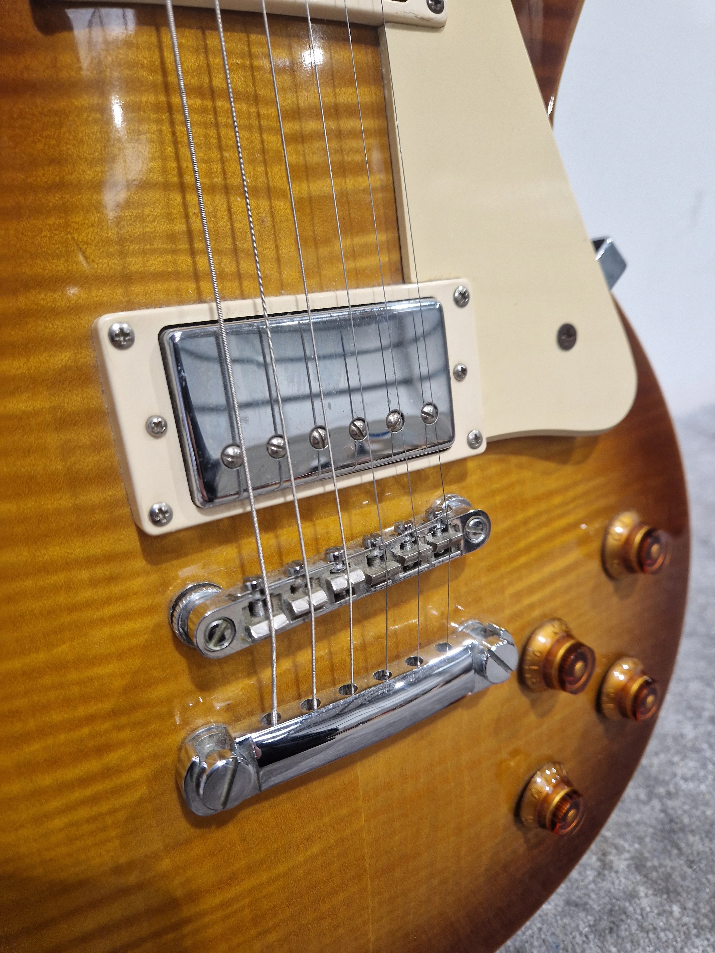 Epiphone Les Paul Honeyburst 2010 - Good w/ Hard Case & Full setup - Image 14