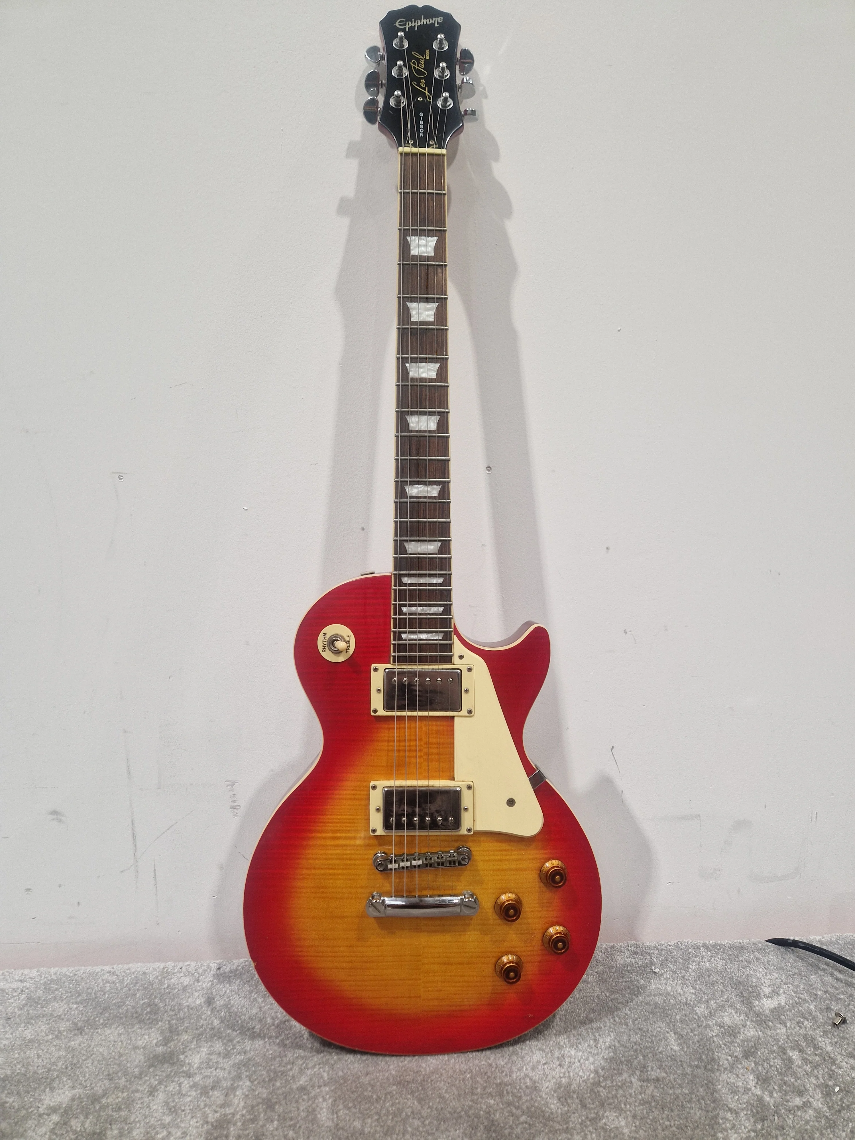 Epiphone Les Paul Standard Sunburst - Mahogany Body, Rosewood Fretboard - Good w/ Stagg soft case - Image 2