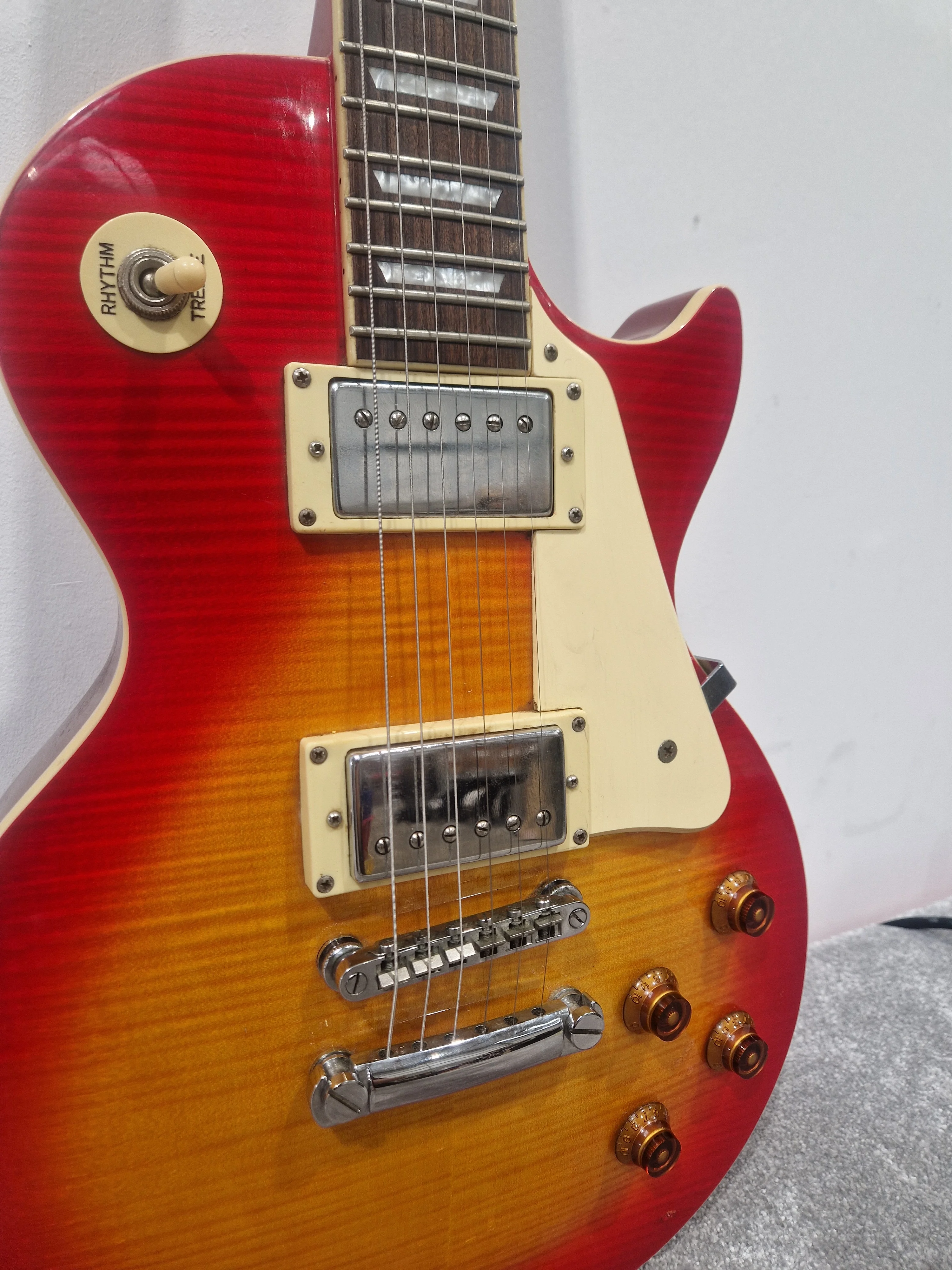 Epiphone Les Paul Standard Sunburst - Mahogany Body, Rosewood Fretboard - Good w/ Stagg soft case - Image 3