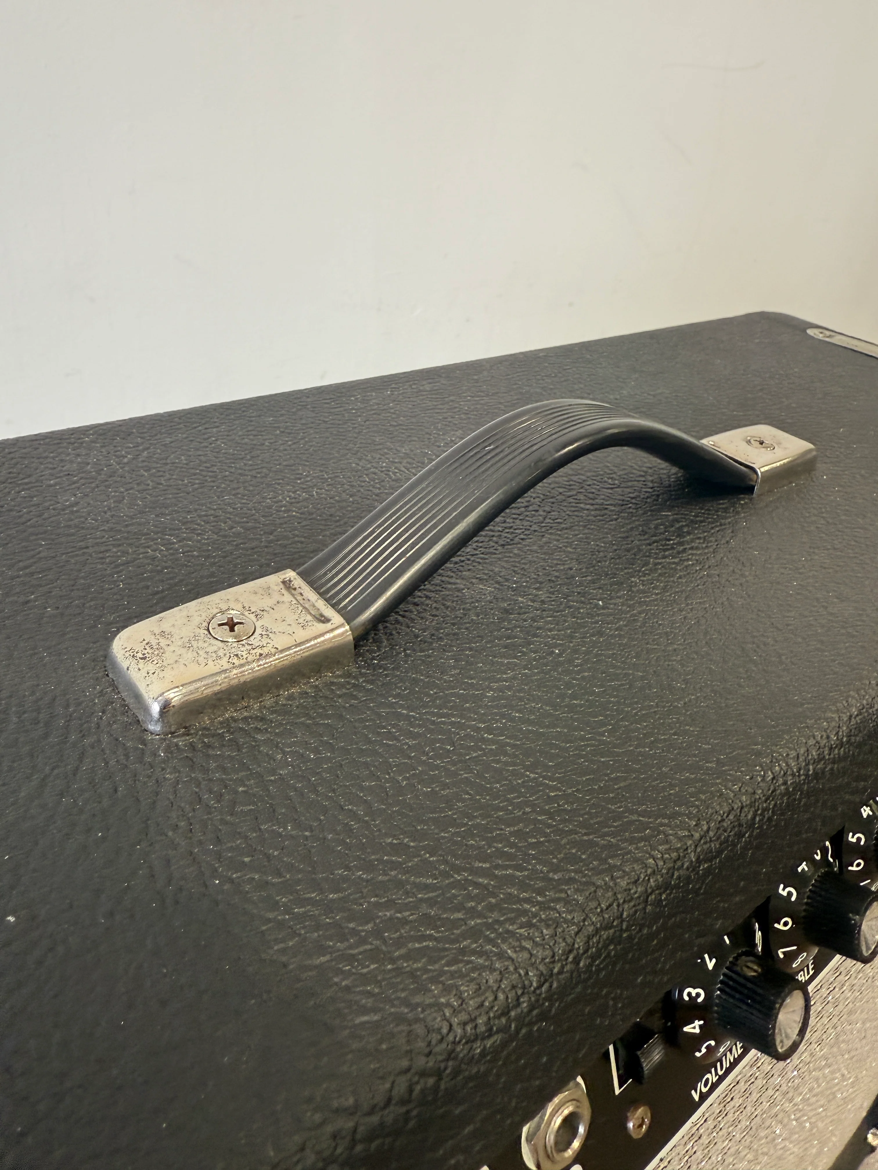 Fender '64 Vibroverb Custom Reissue Combo Amp – Hand-Wired, Excellent Condition, Vintage Tone - Image 14