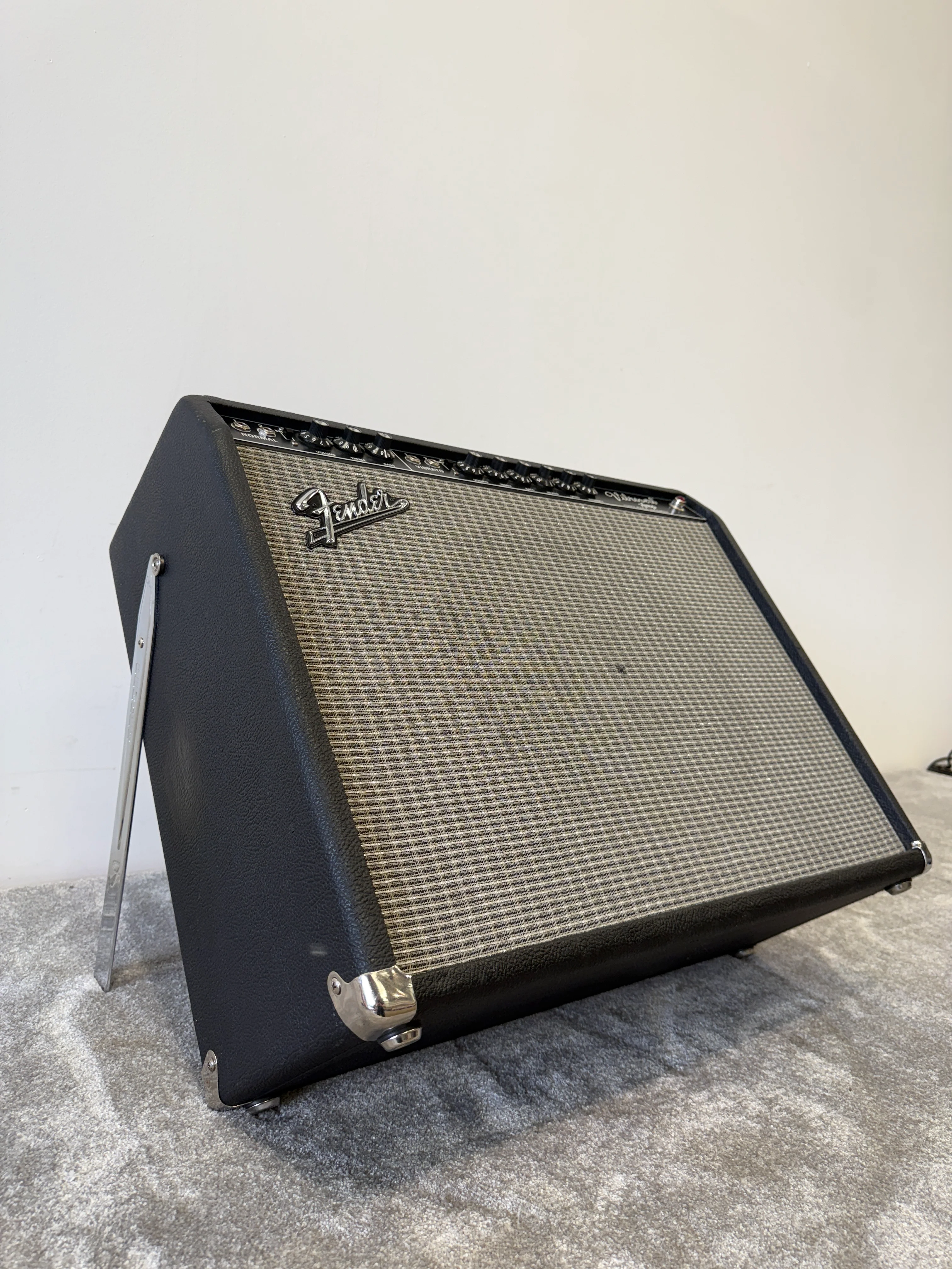 Fender '64 Vibroverb Custom Reissue Combo Amp – Hand-Wired, Excellent Condition, Vintage Tone - Image 2