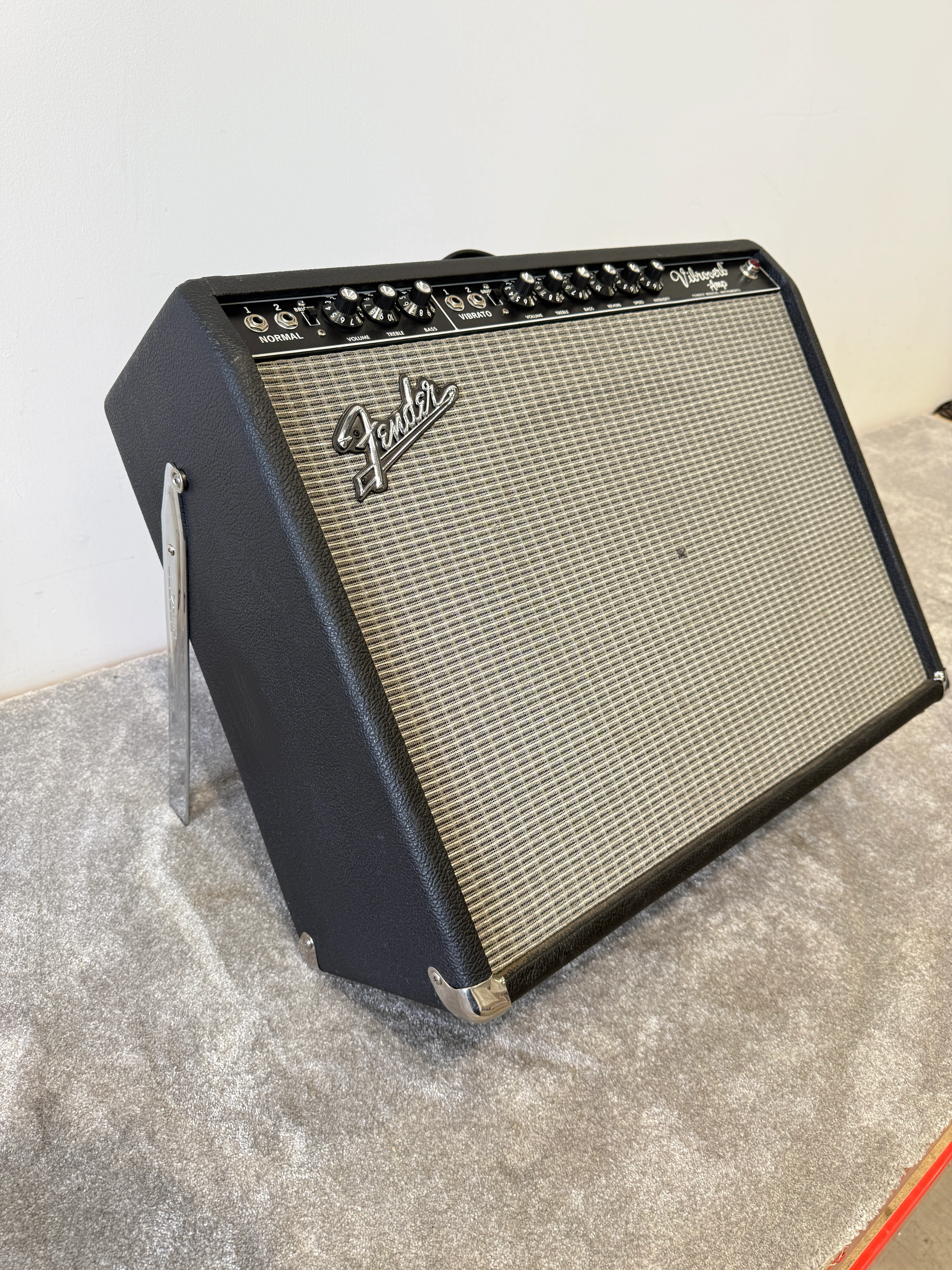 Fender '64 Vibroverb Custom Reissue Combo Amp – Hand-Wired, Excellent Condition, Vintage Tone - Image 3
